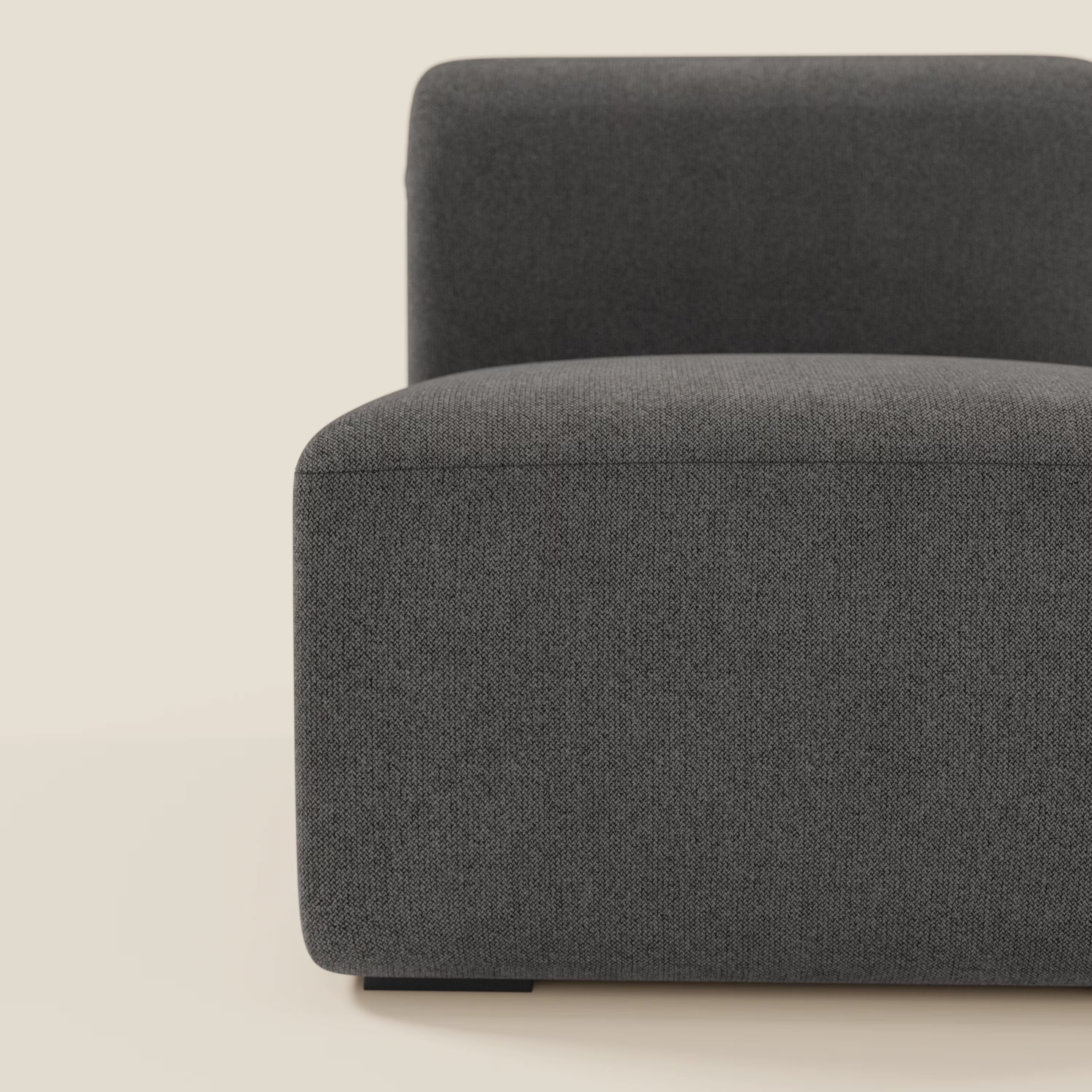 Primo piano del modulo centrale BonBon da 70 cm di Divani.Store, una moderna poltrona o elemento componibile in tessuto smacchiabile T23 antracite dalle linee pulite e dal design squadrato, su uno sfondo beige chiaro.