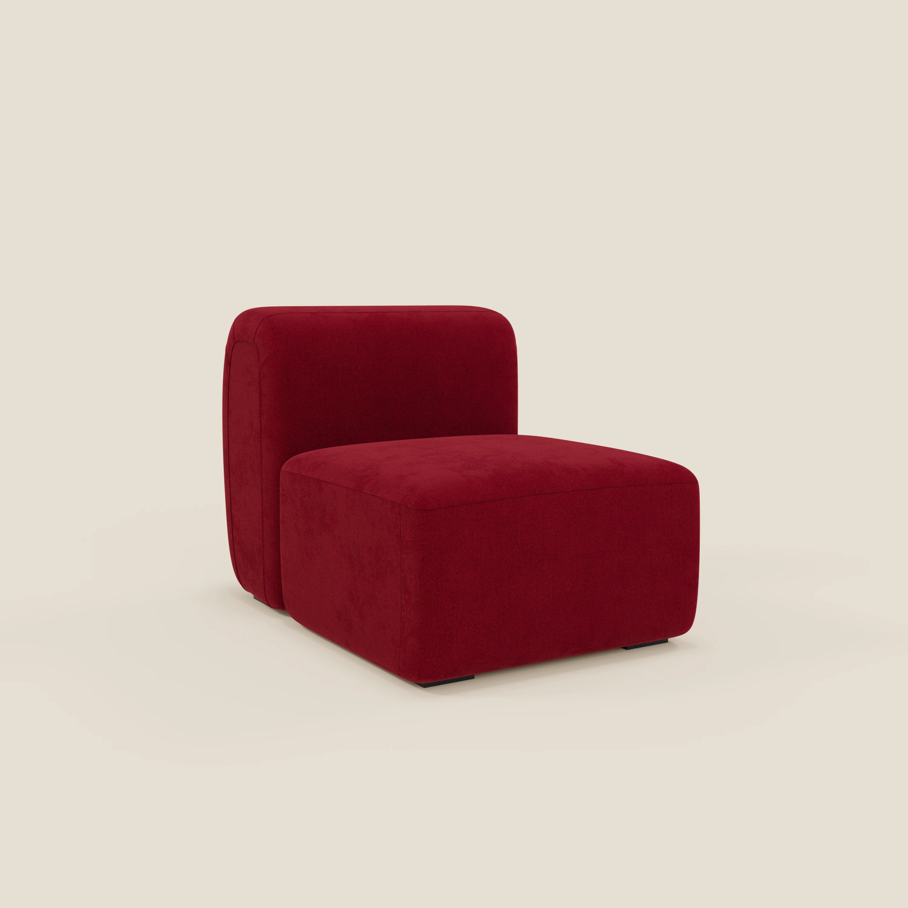 BonBon modulo centrale 70 cm di Divani.Store è una moderna poltrona senza braccioli in tessuto antimacchia T23 bordeaux, con cuscini spessi e morbidi, design squadrato con angoli arrotondati e assenza di gambe visibili su sfondo beige chiaro.