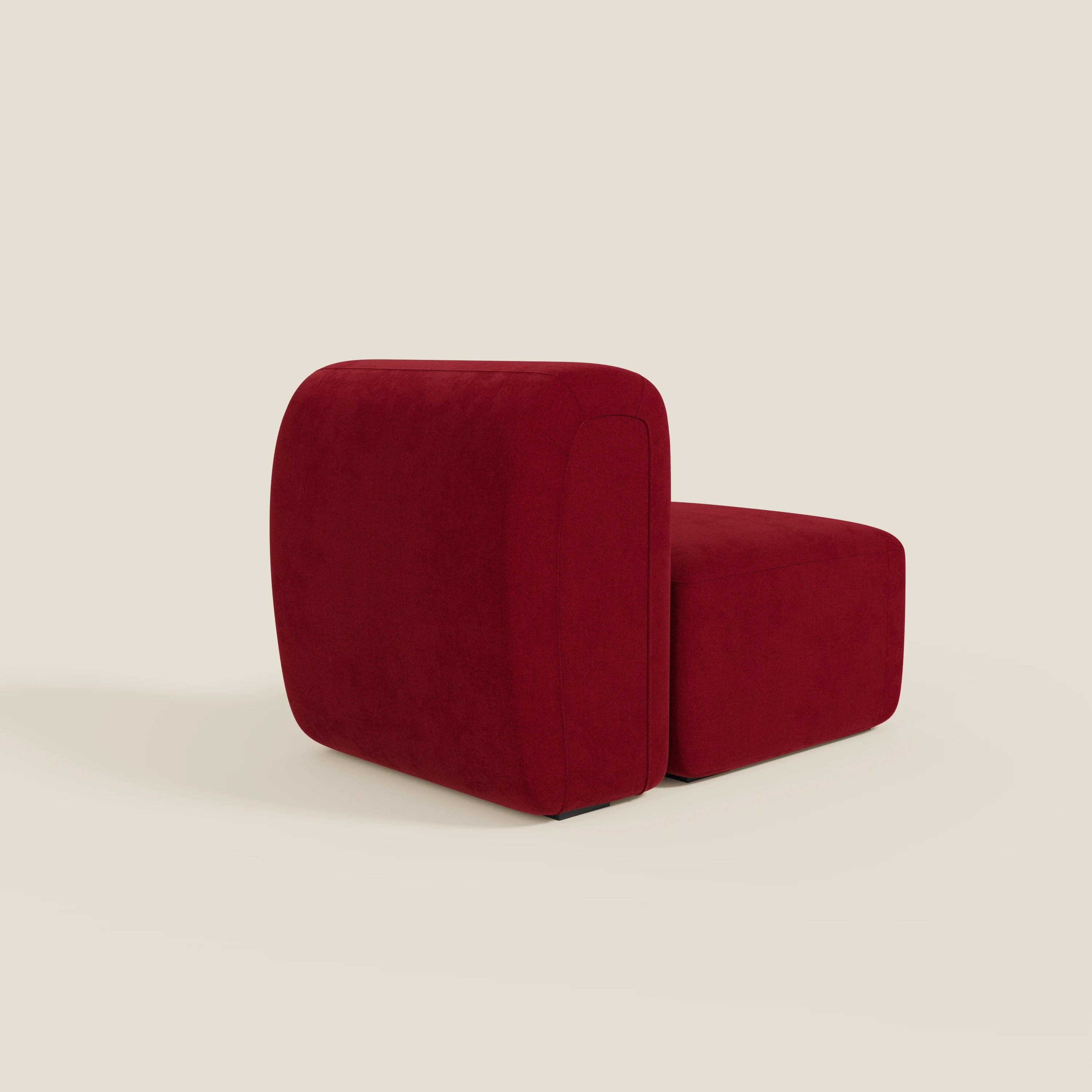 BonBon modulo centrale 70 cm di Divani.Store è una moderna poltrona o elemento modulare senza braccioli in tessuto antimacchia T23 bordeaux, con bordi morbidi e arrotondati e un design a basso profilo su uno sfondo beige chiaro.