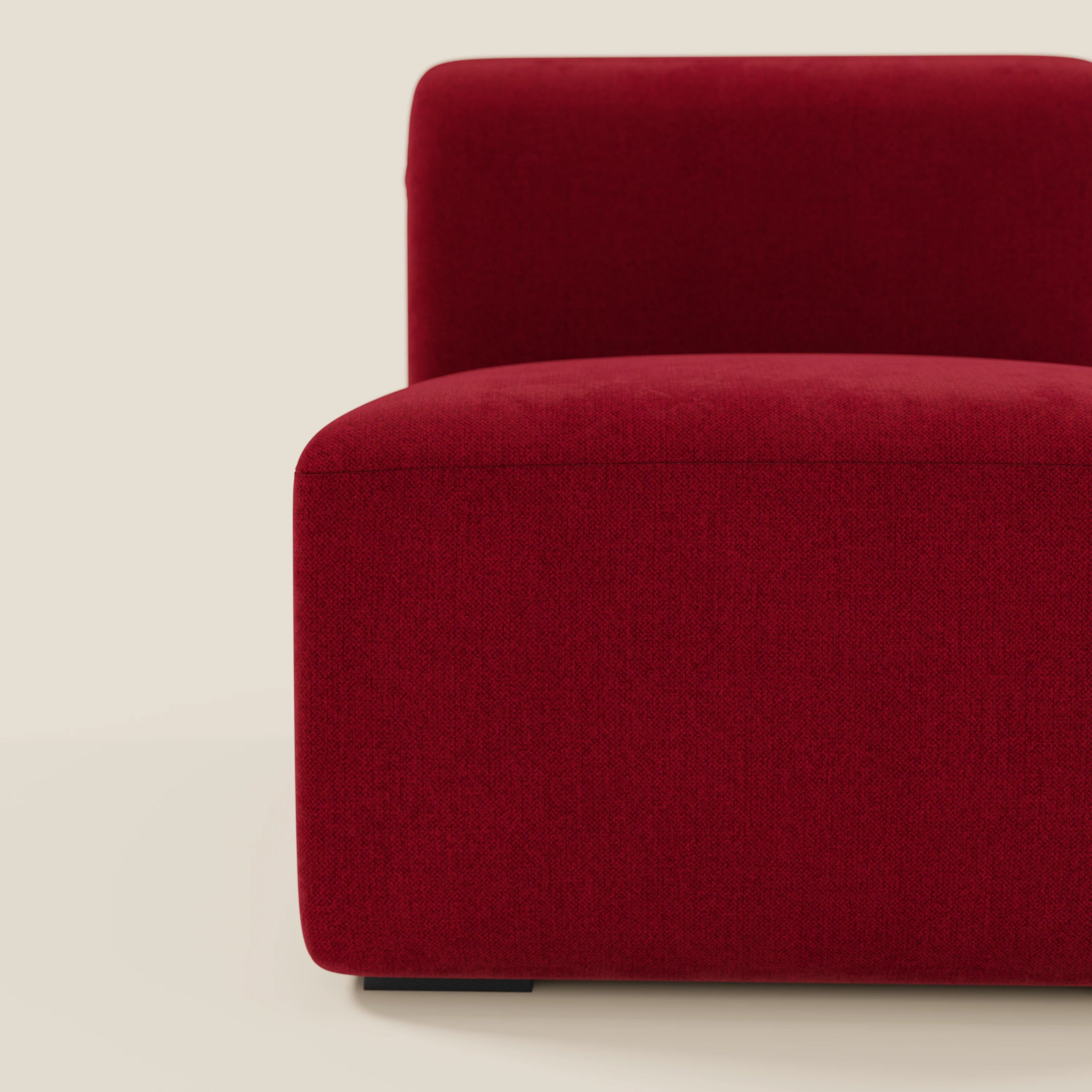 Il modulo centrale BonBon da 70 cm di Divani.Store, in poltrona bordeaux in tessuto smacchiabile T23, è presentato a vista su uno sfondo bianco sporco che ne evidenzia le linee pulite e il design minimalista e squadrato.