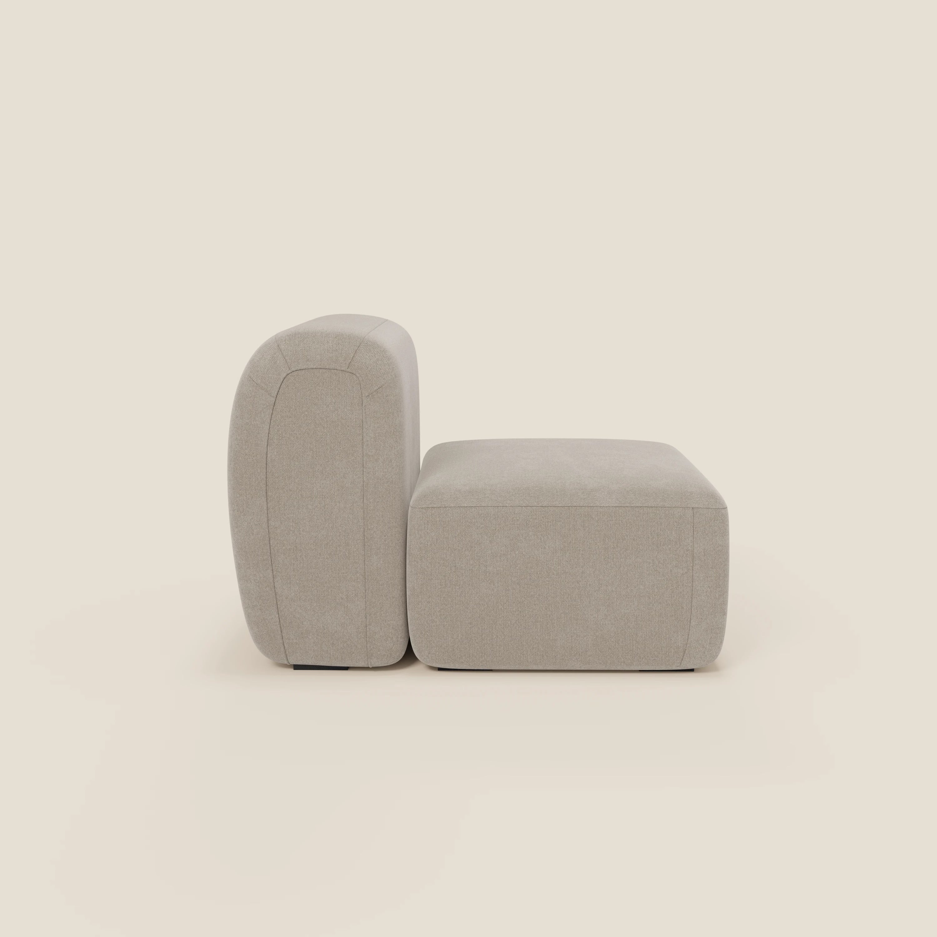 BonBon modulo centrale 70 cm di Divani.Store è una sedia moderna e minimalista senza braccioli con seduta rettangolare e schienale arrotondato in tessuto panna T23 antimacchia, raffigurata di lato su uno sfondo bianco sporco.