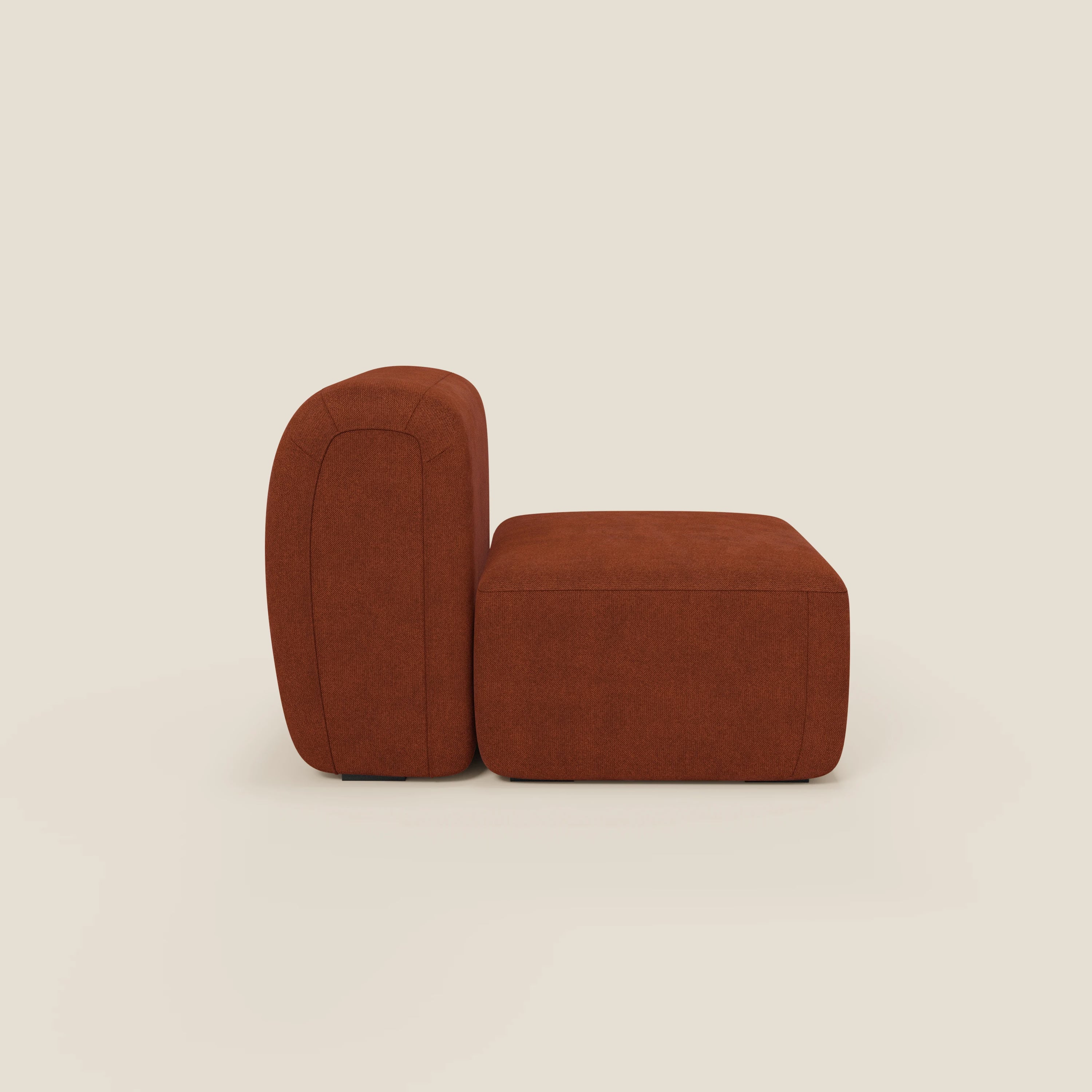 BonBon modulo centrale 70 cm di Divani.Store è una poltrona senza braccioli in tessuto antimacchia T23 ruggine, presentata in profilo con pouf. Lo schienale basso e arrotondato e le linee pulite la rendono ideale come parte di un divano componibile.