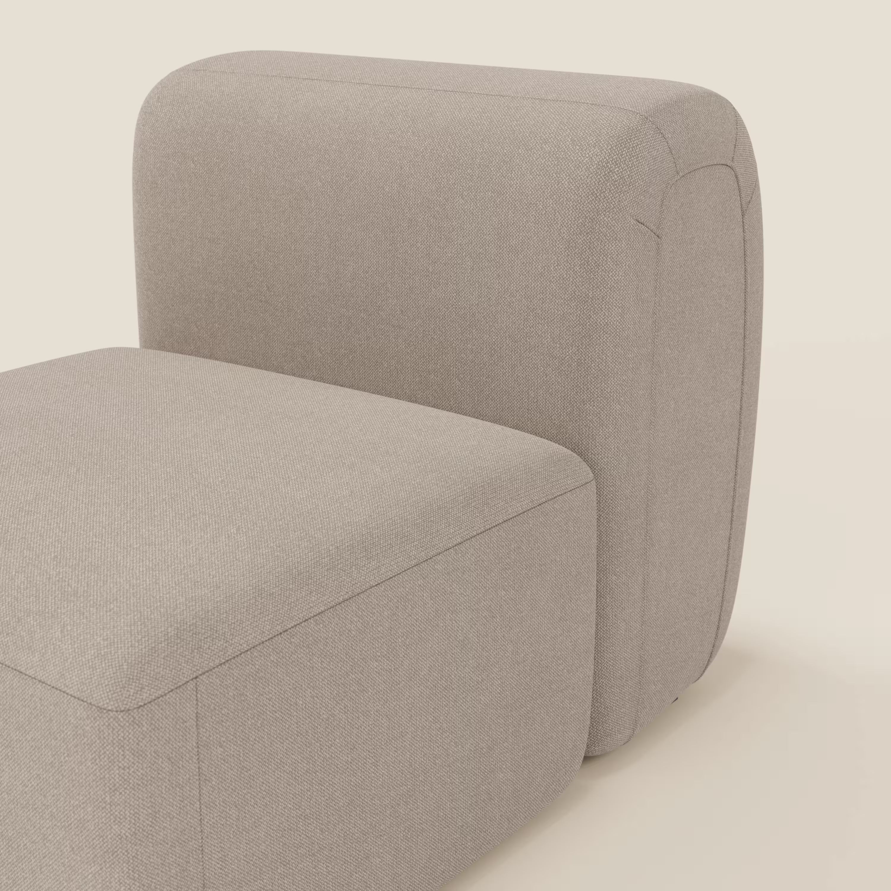 Primo piano di BonBon modulo centrale 70 cm di Divani.Store, una seduta modulare senza braccioli rivestita in tessuto tortora T23 antimacchia, caratterizzata da bordi arrotondati e da un design minimalista e squadrato su uno sfondo bianco sporco.