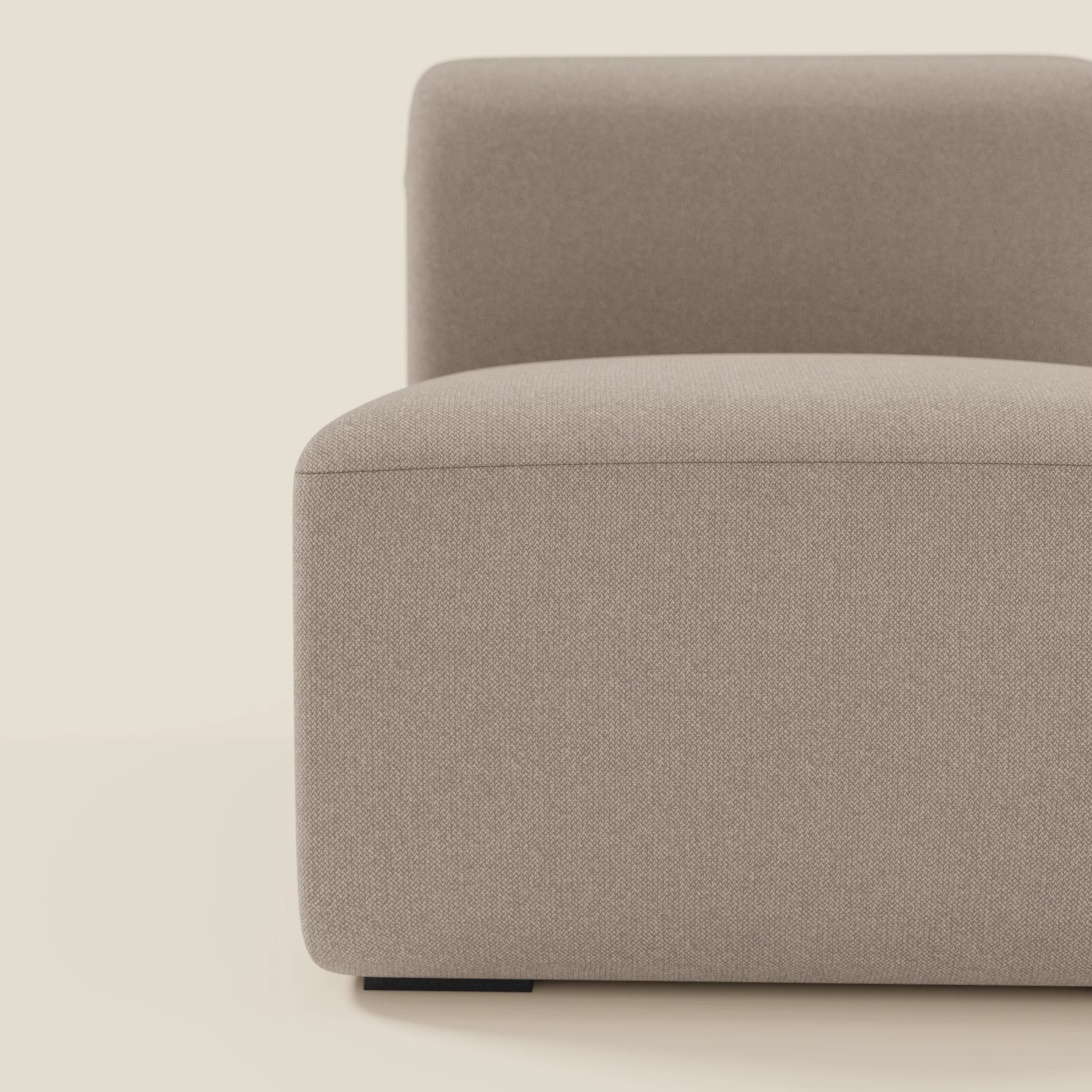 BonBon modulo centrale 70 cm di Divani.Store, seduta modulare senza braccioli in tessuto tortora T23 antimacchia, si presenta su uno sfondo bianco sporco con linee pulite e squadrate, profilo basso e trama a trama fitta visibile.