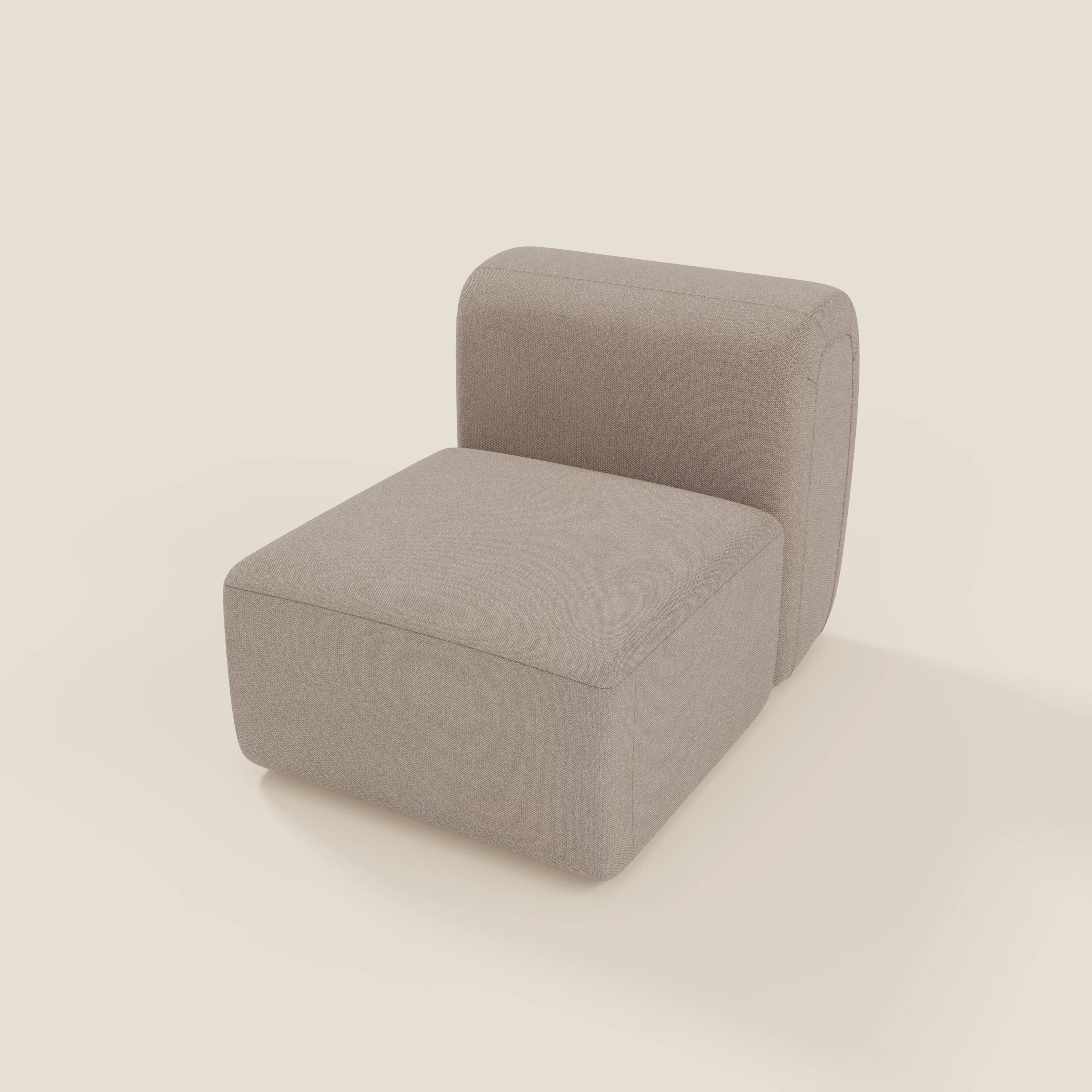 BonBon modulo centrale 70 cm di Divani.Store è una poltroncina moderna senza braccioli in tessuto smacchiabile T23 tortora, caratterizzata da un'ampia seduta rettangolare e uno schienale curvo su una base nascosta, presentata su uno sfondo bianco sporco.