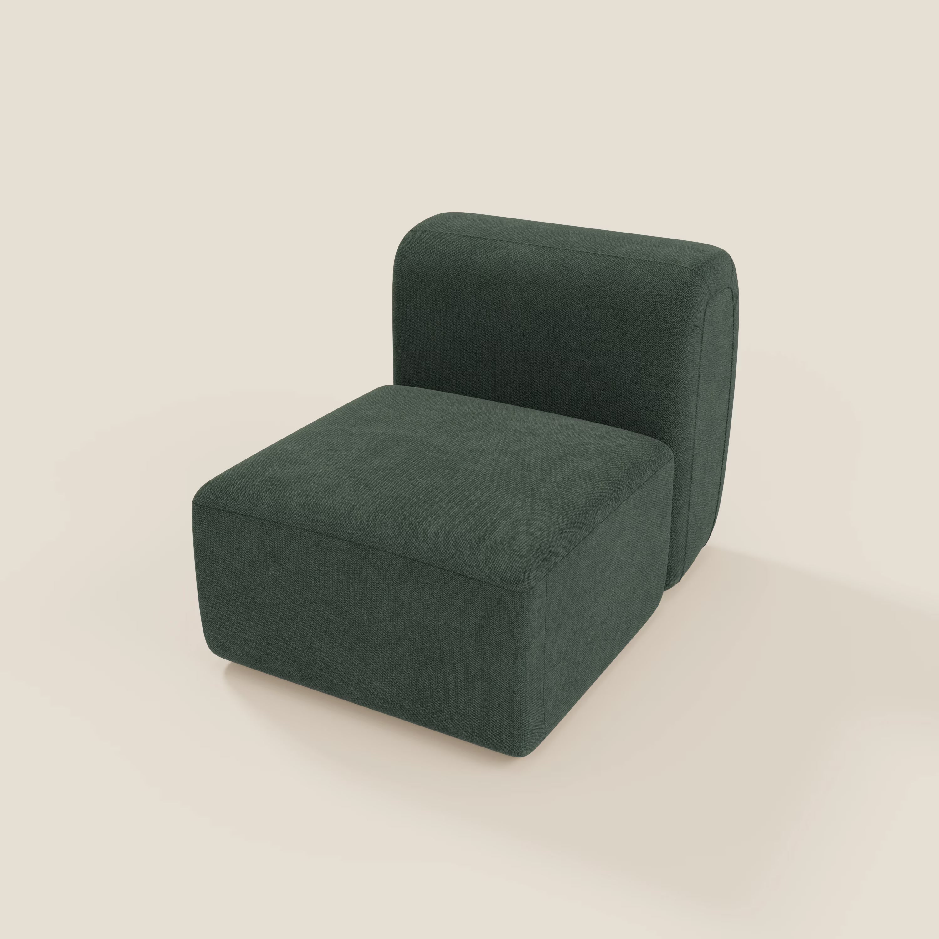 BonBon modulo centrale 70 cm di Divani.Store è una poltrona lounge senza braccioli dal profilo basso e squadrato con bordi arrotondati, rivestita in tessuto antimacchia verde T23 con cuscino di seduta spesso e schienale in tinta, presentato su uno sfondo bianco sporco senza cuciture.