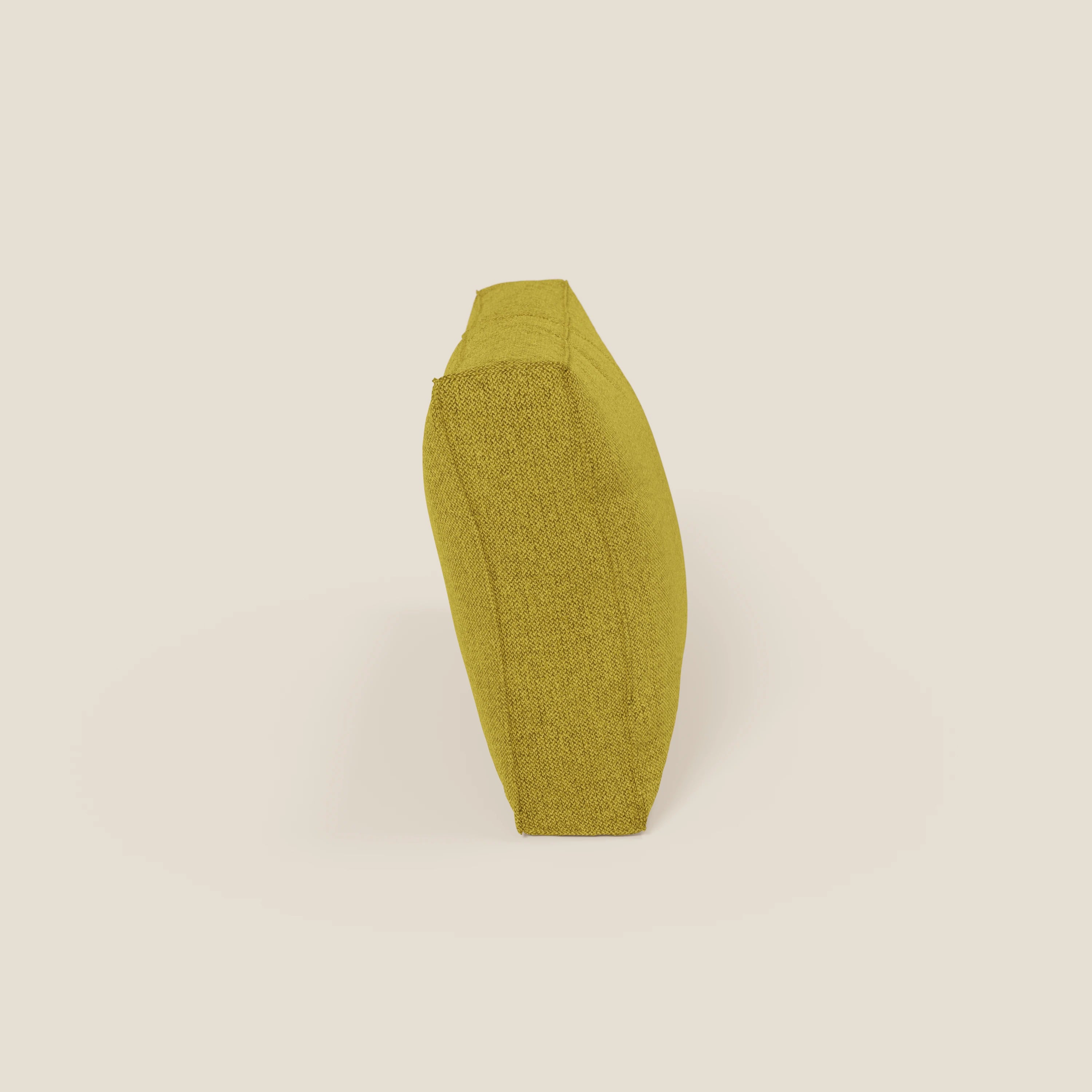 Il cuscino schienale BonBon di Divani.Store, in tessuto smacchiabile T23 suola gialla e disponibile in 2 misure, si erge su uno sfondo beige chiaro e la sua consistenza felpata è perfetta per il divano modulare BonBon.