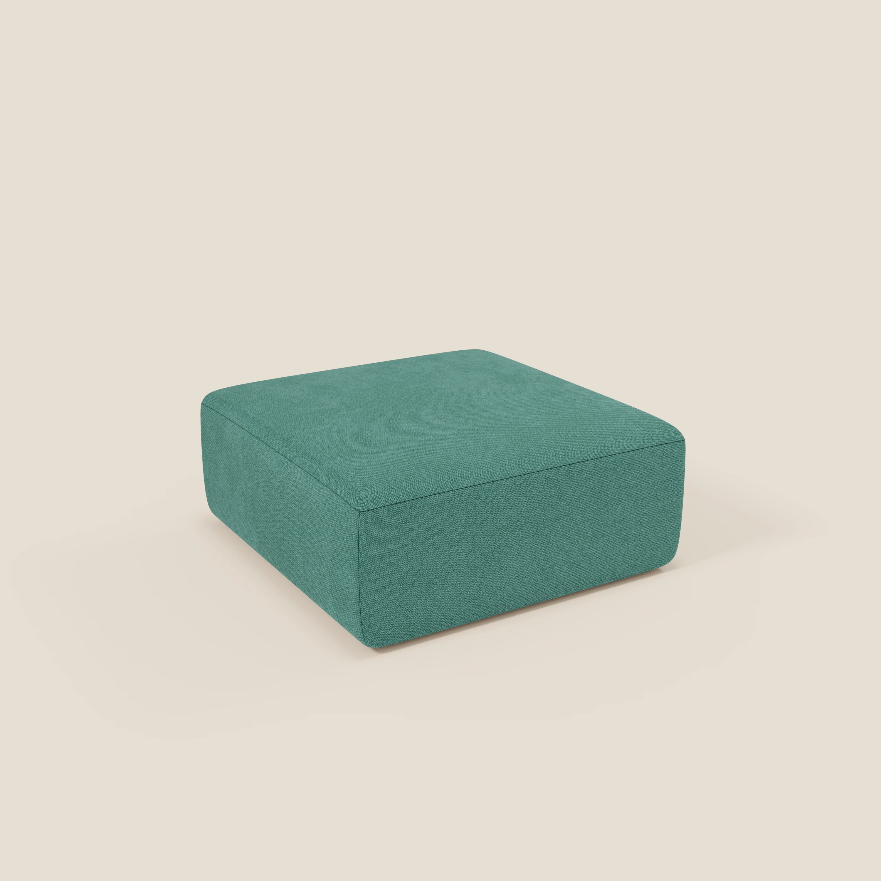 Il pouf divano modulare BonBon di Divani.Store, in tessuto smacchiabile T23 verde acqua, è caratterizzato da una forma quadrata dalle linee pulite e dal design moderno, presentato centrato su uno sfondo beige chiaro.
