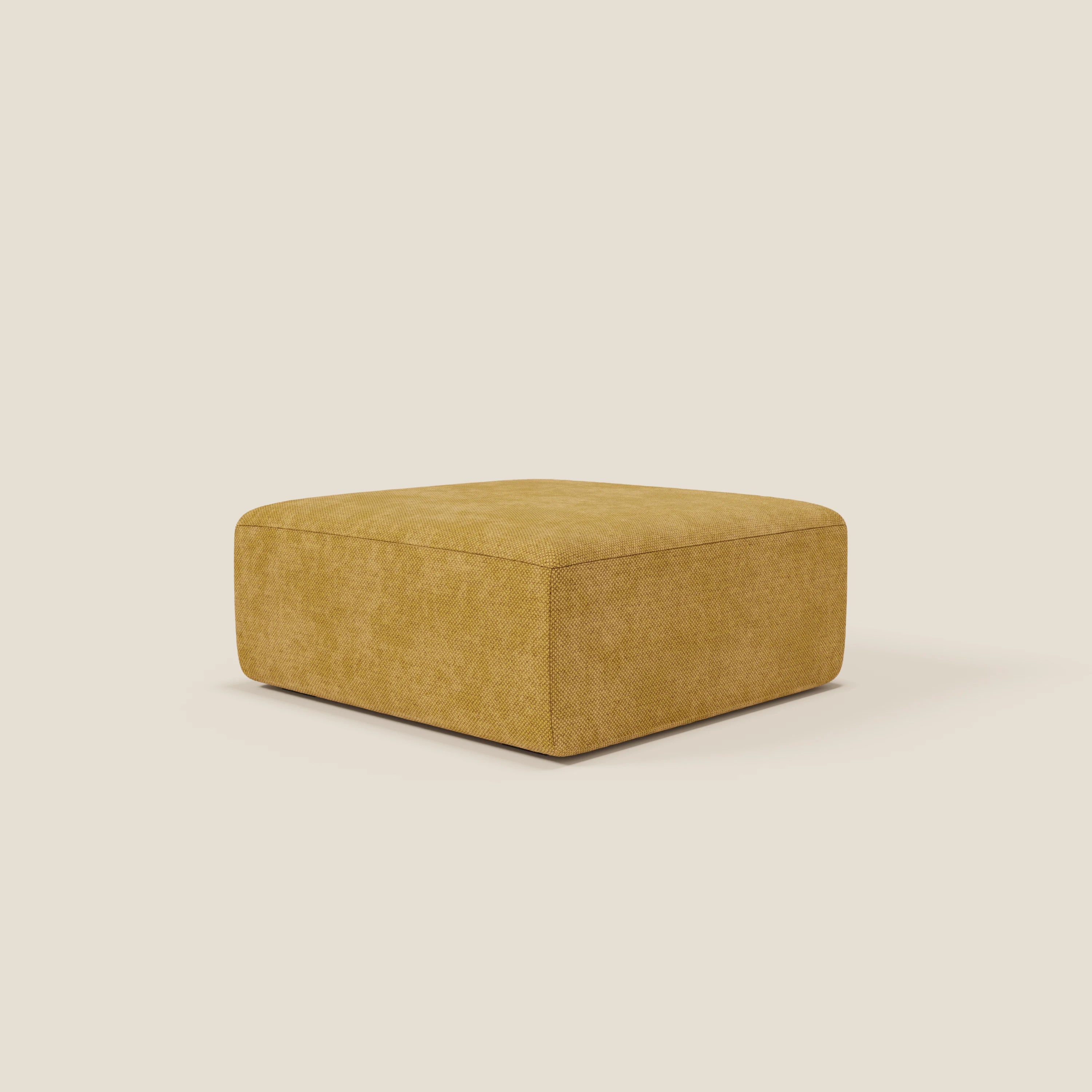 Il pouf modulo Grande Fratello edition giallo di BonBon di Divani.Store, con il suo design squadrato e senza gambe e le sue linee pulite, si trova su uno sfondo bianco sporco: un accento moderno e minimalista per qualsiasi divano modulare.