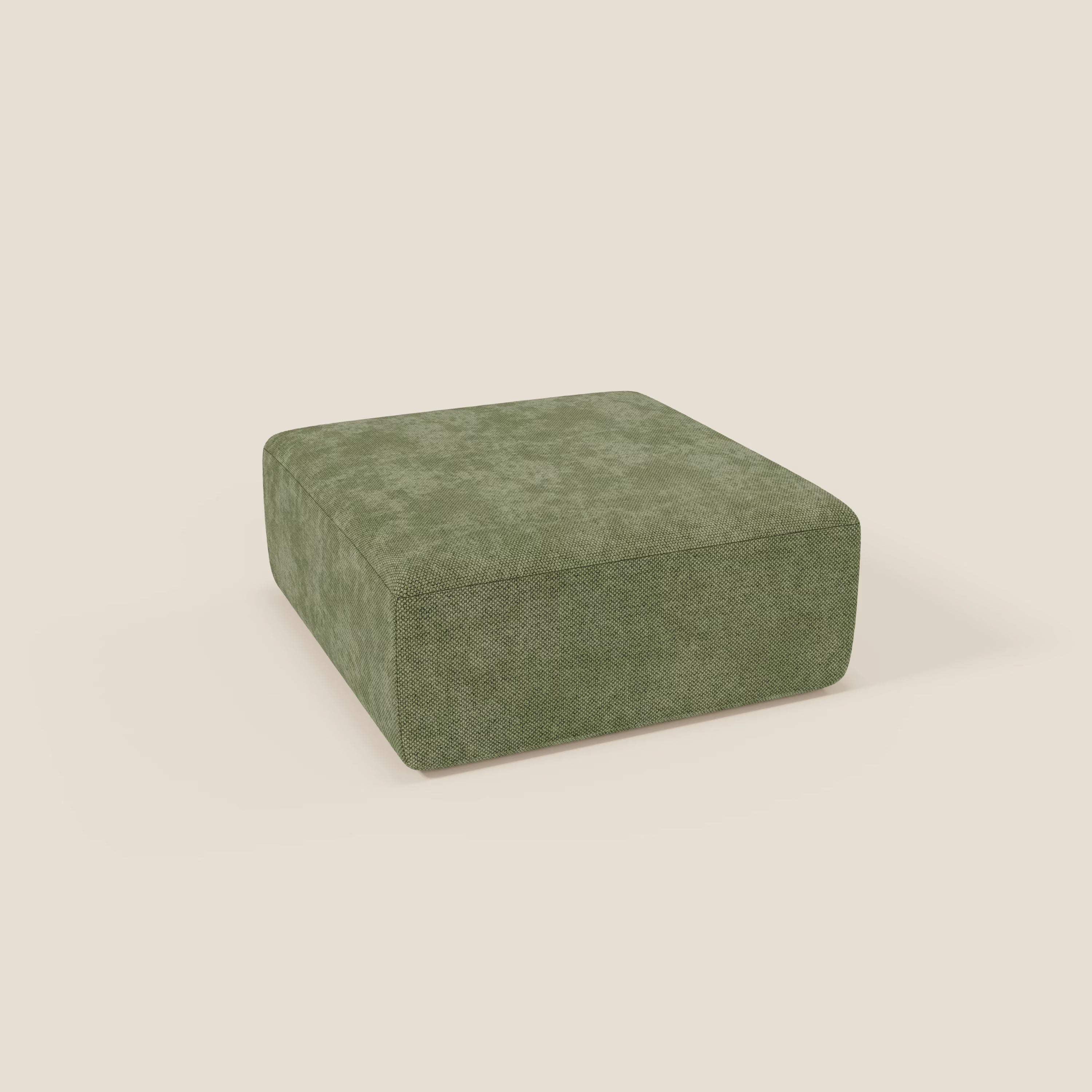 Il pouf BonBon modulo Grande Fratello edition in verde muschio di Divani.Store è un pouf quadrato di colore verde oliva dal design moderno, con bordi morbidi e piano strutturato in peluche, presentato su uno sfondo beige chiaro.