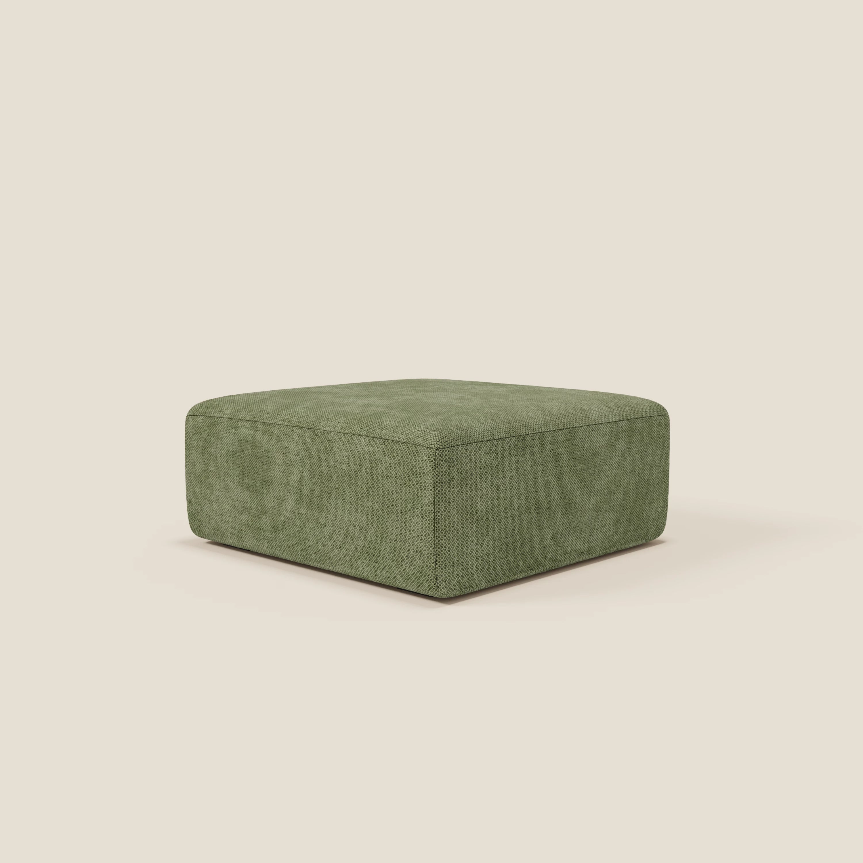 Il pouf BonBon modulo Grande Fratello edition in verde muschio di Divani.Store è un pouf quadrato in tessuto verde con top piatto e profilo basso, caratterizzato da un rivestimento strutturato e da linee pulite per un look moderno e minimalista.