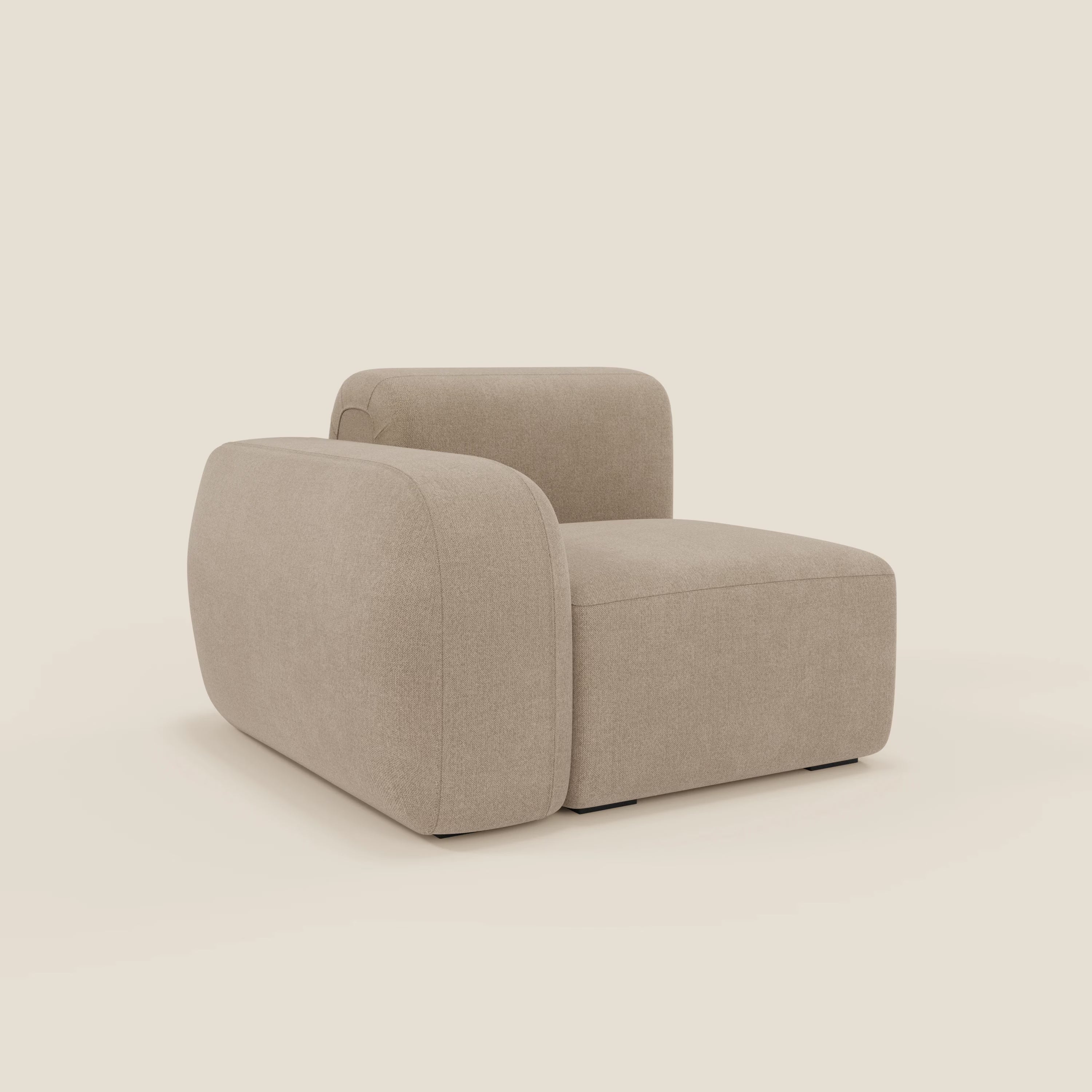BonBon modulo terminale 105 cm sinistro o destro di Divani.Store è una moderna poltrona senza braccioli con bordi arrotondati e schienale basso, rivestita in tessuto smacchiabile T23 beige. Ha un design minimalista ed è fotografata su uno sfondo bianco sporco.