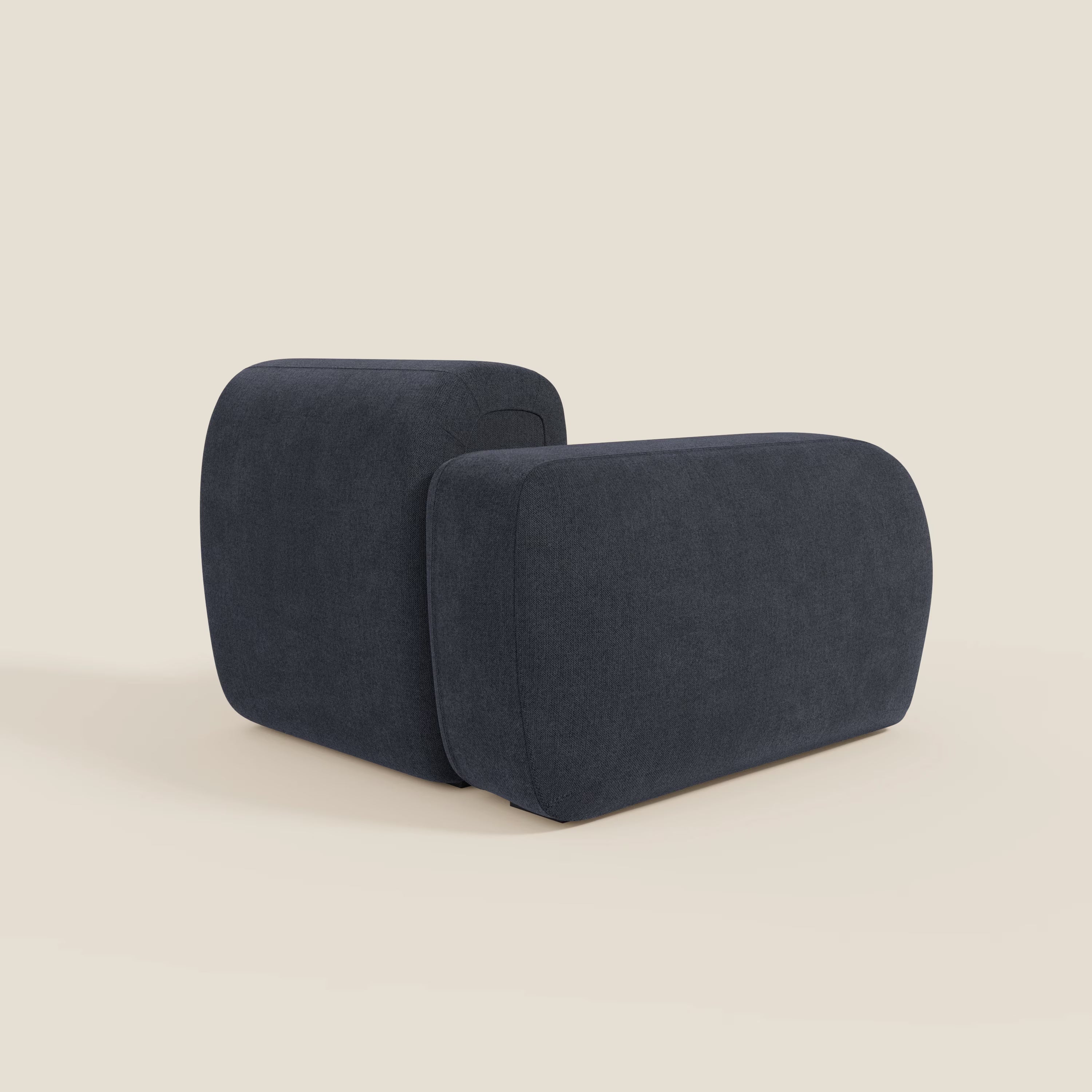 Il modulo BonBon terminale 105 cm sinistro o destro di Divani.Store è caratterizzato da bordi morbidi e arrotondati e da contorni spessi, rivestito in tessuto smacchiabile T23 blu ardesia, presentato su uno sfondo beige chiaro.