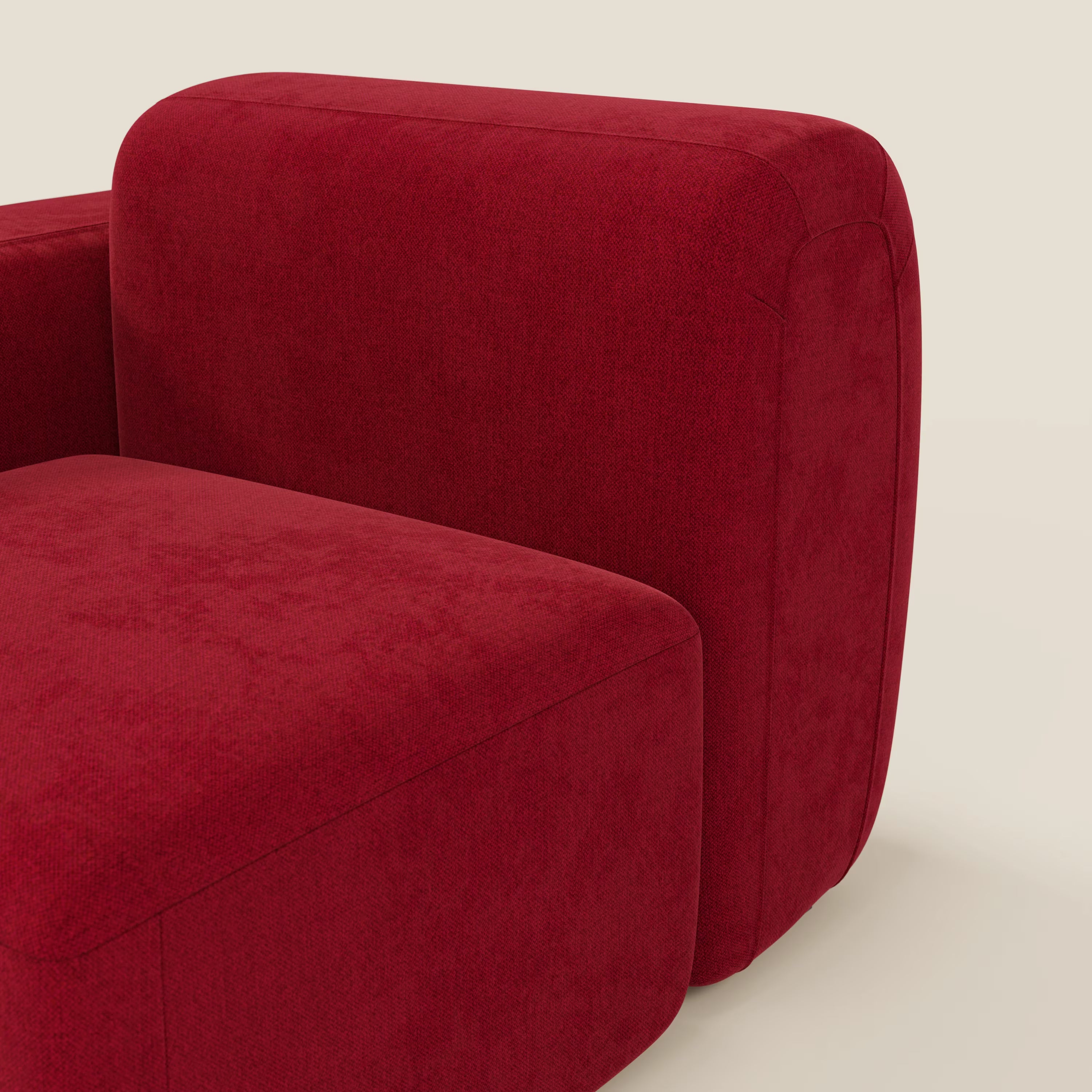 Un primo piano del BonBon modulo terminale 105 cm sinistro o destro di Divani.Store in smacchiabile T23 bordeaux mostra il suo design morbido e curvo e la sua seduta spessa, con un tessuto morbido e facile da pulire su uno sfondo bianco sporco.