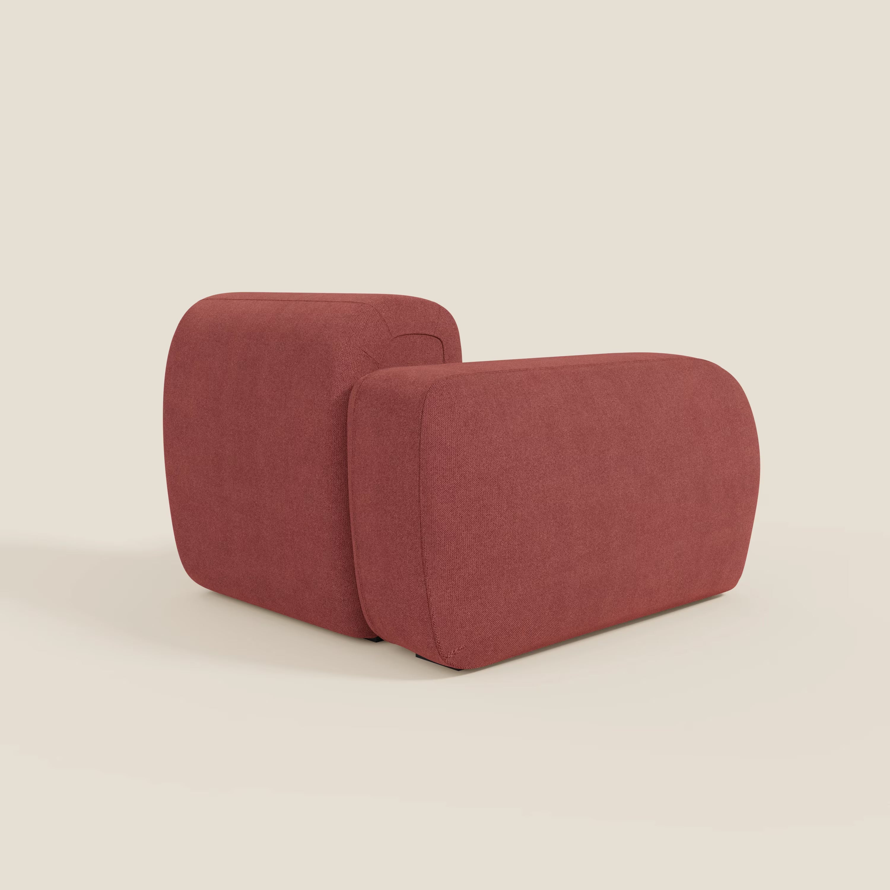 Il BonBon modulo terminale 105 cm di Divani.Store è caratterizzato da un design moderno e minimalista con bordi morbidi e arrotondati e forma a blocco, rivestito in smacchiabile ciliegia rossa T23 per un look elegante e contemporaneo.