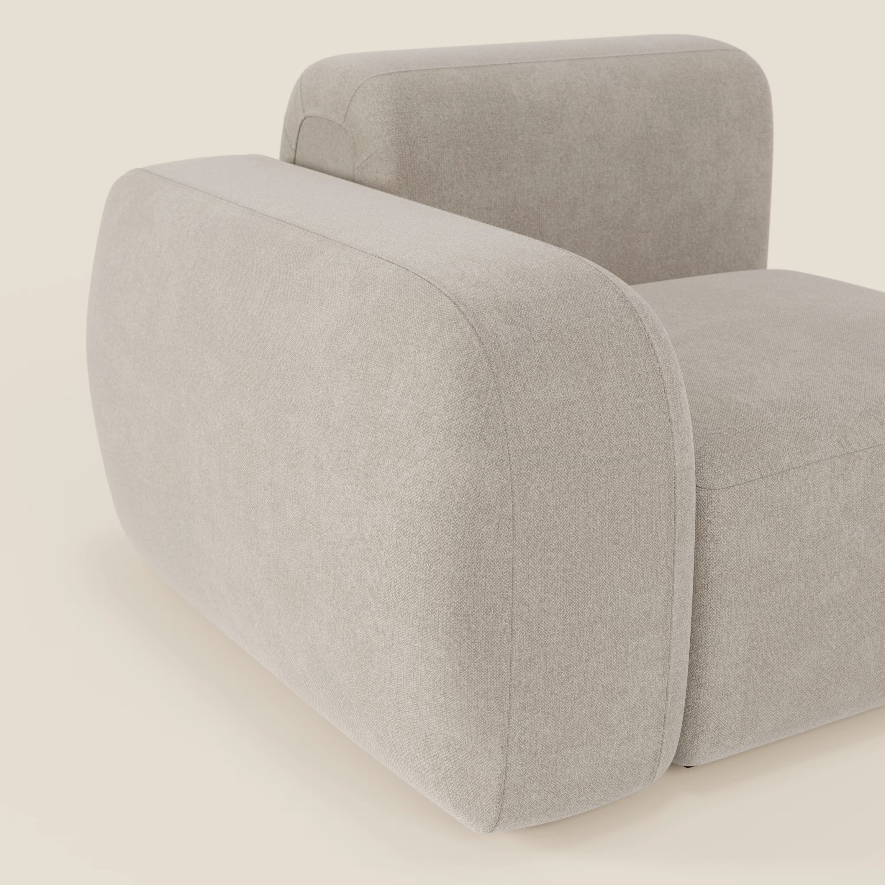 Il BonBon modulo terminale 105 cm di Divani.Store è caratterizzato da un design moderno e minimalista, con bordi morbidi e braccioli spessi in tessuto panna T23 antimacchia, dalla forma squadrata su uno sfondo bianco sporco.