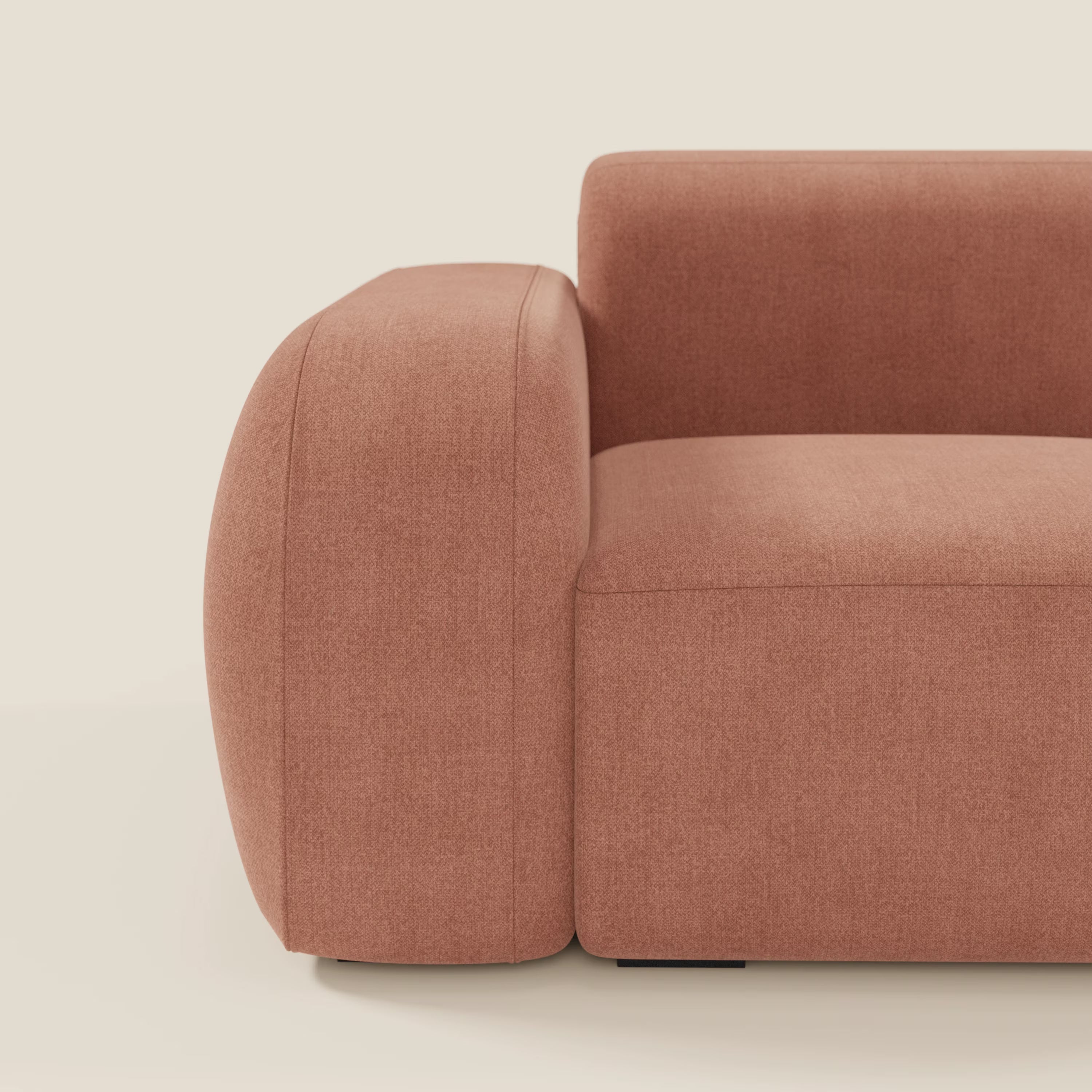 Vista laterale ravvicinata di BonBon modulo terminale 105 cm sinistro o destro di Divani.Store, un divano moderno in tessuto smacchiabile T23 pesca dalle linee arrotondate con bracciolo, inserito in un semplice sfondo bianco sporco.