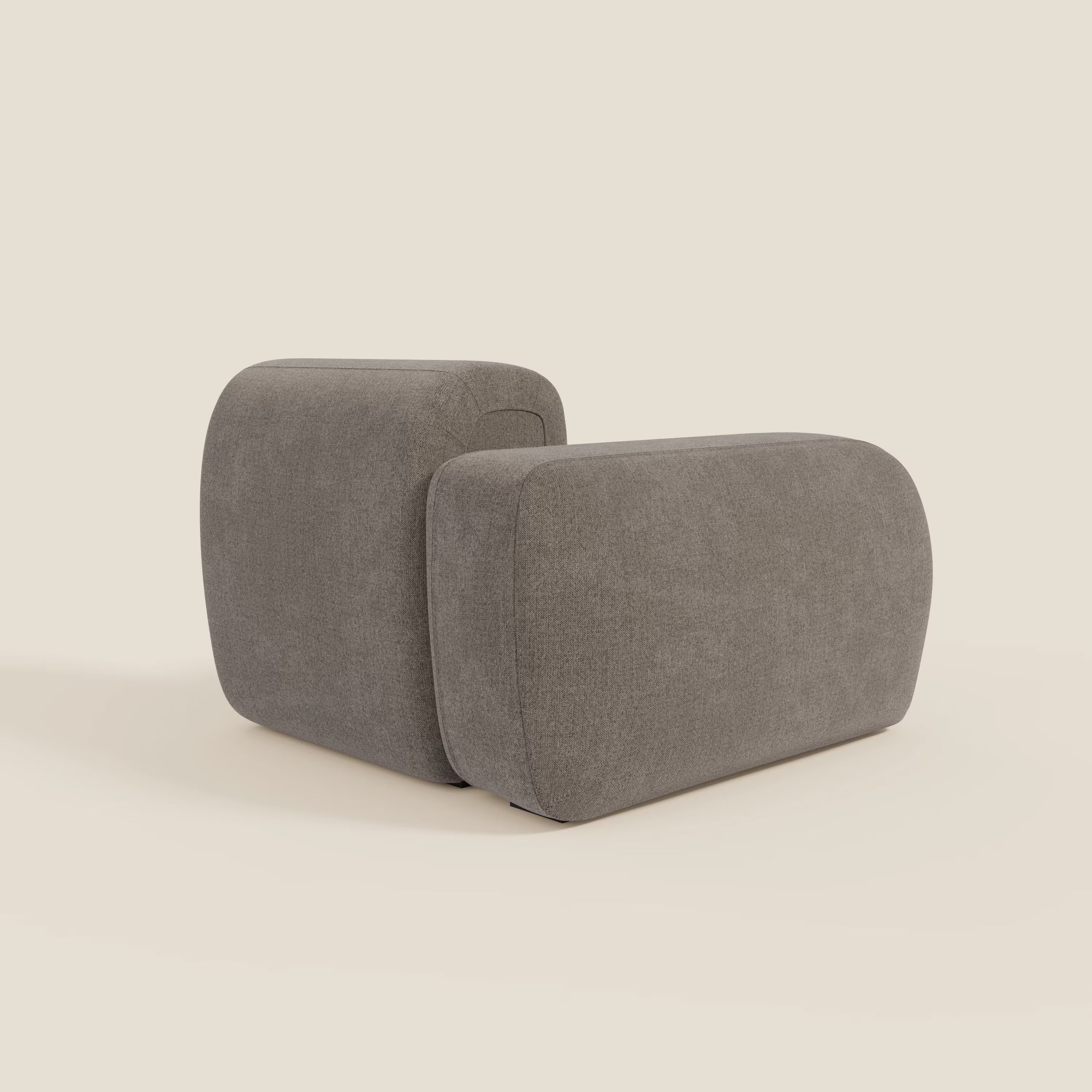 Due pouf moderni e minimalisti di colore grigio con bordi lisci e arrotondati sono esposti su uno sfondo beige chiaro. La loro morbida texture in tessuto smacchiabile T23 talpa si abbina perfettamente al modulo terminale BonBon di Divani.Store.