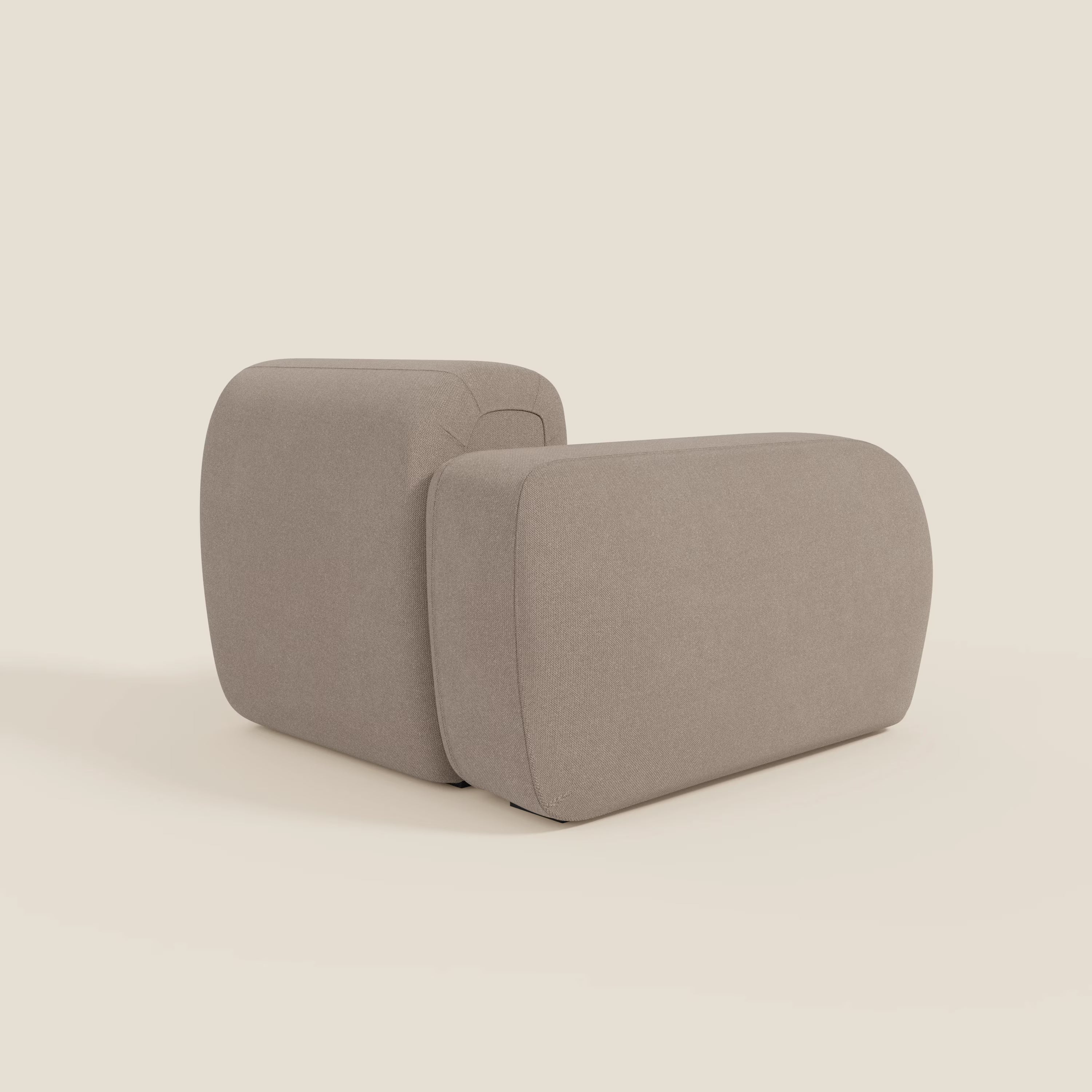 BonBon modulo terminale 105 cm di Divani.Store è una poltrona moderna e minimalista dalla forma scultorea, con schienale e seduta spessi, rivestita in tessuto tortora T23 antimacchia e ispirata al divano Bonbon.