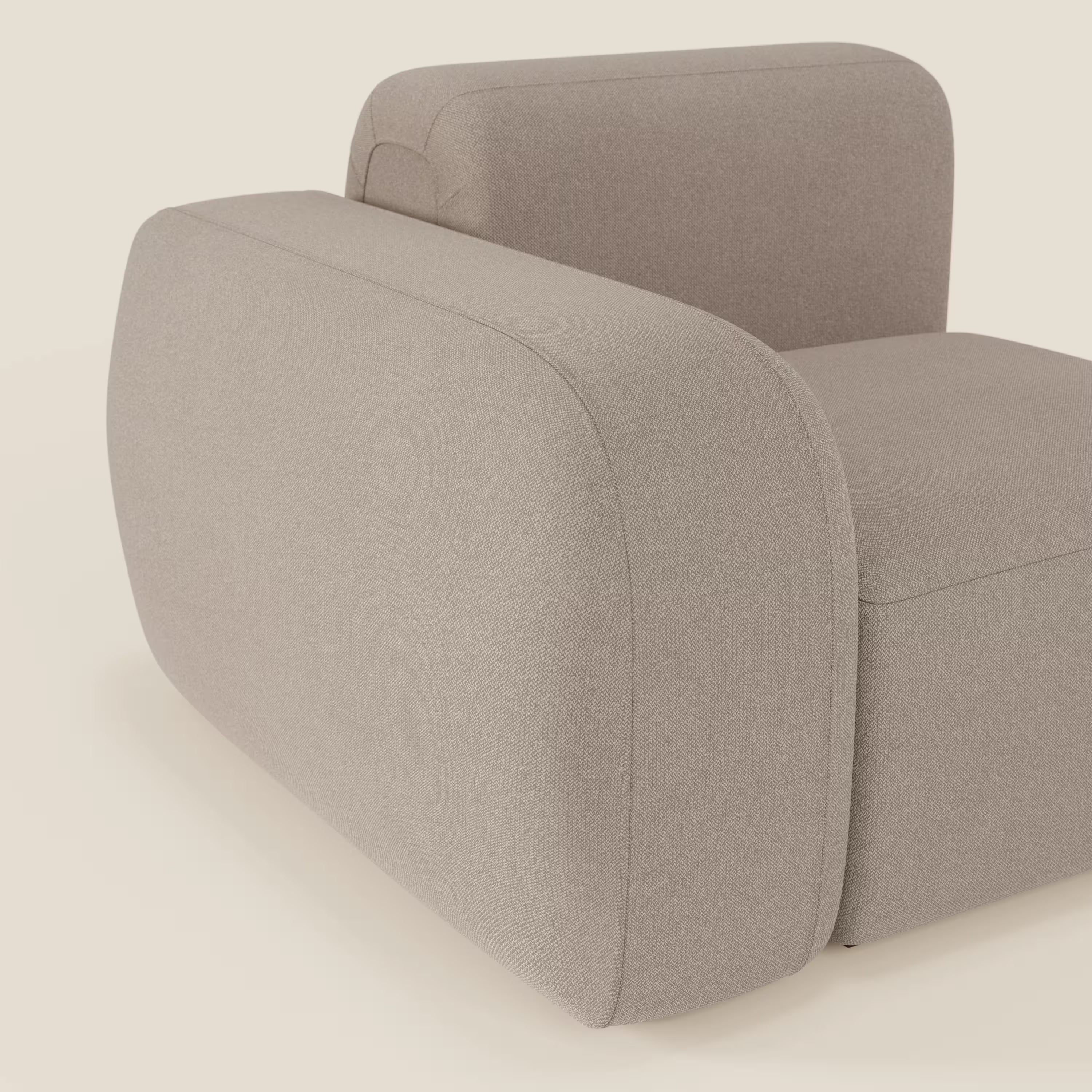 Il modulo terminale BonBon da 105 cm di Divani.Store è caratterizzato da braccioli e schienale arrotondati e sovradimensionati in tessuto tortora T23 antimacchia, con una silhouette minimalista dalle curve morbide su uno sfondo chiaro.