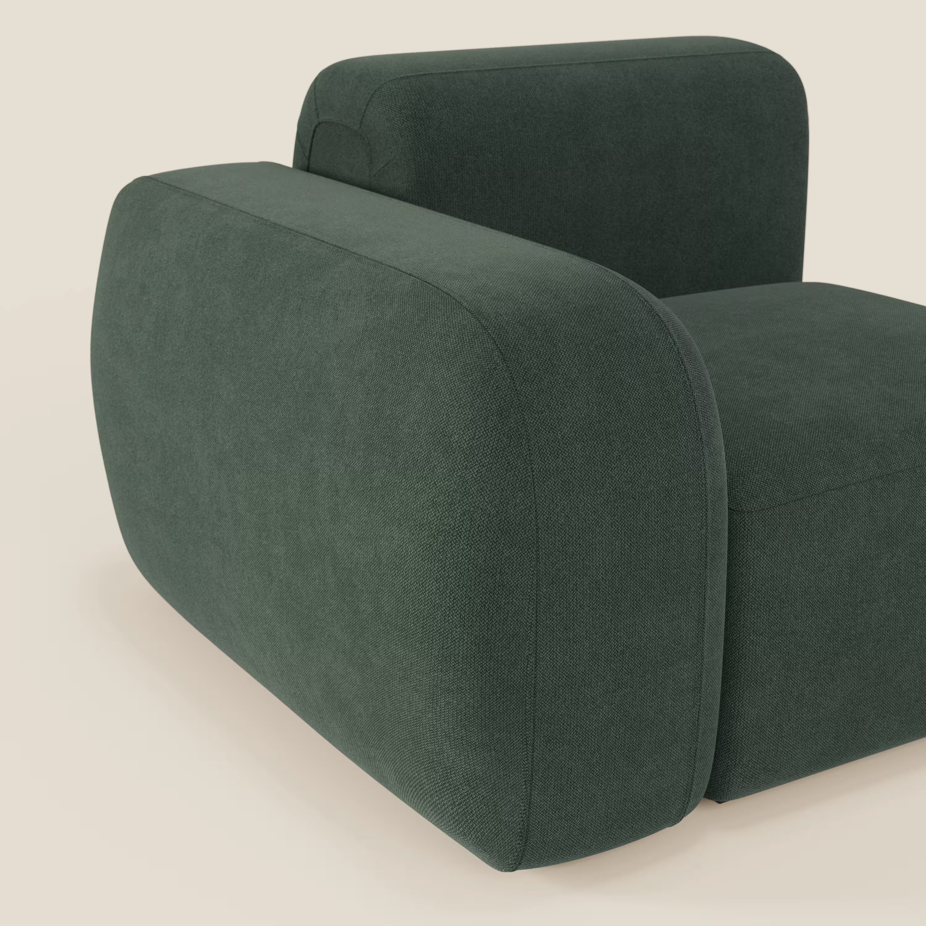 BonBon modulo terminale 105 cm sinistro o destro di Divani.Store è una poltrona moderna e minimalista in tessuto antimacchia verde T23 con braccioli e schienale spessi e arrotondati. La sua forma geometrica squadrata spicca su uno sfondo semplice color crema chiaro.