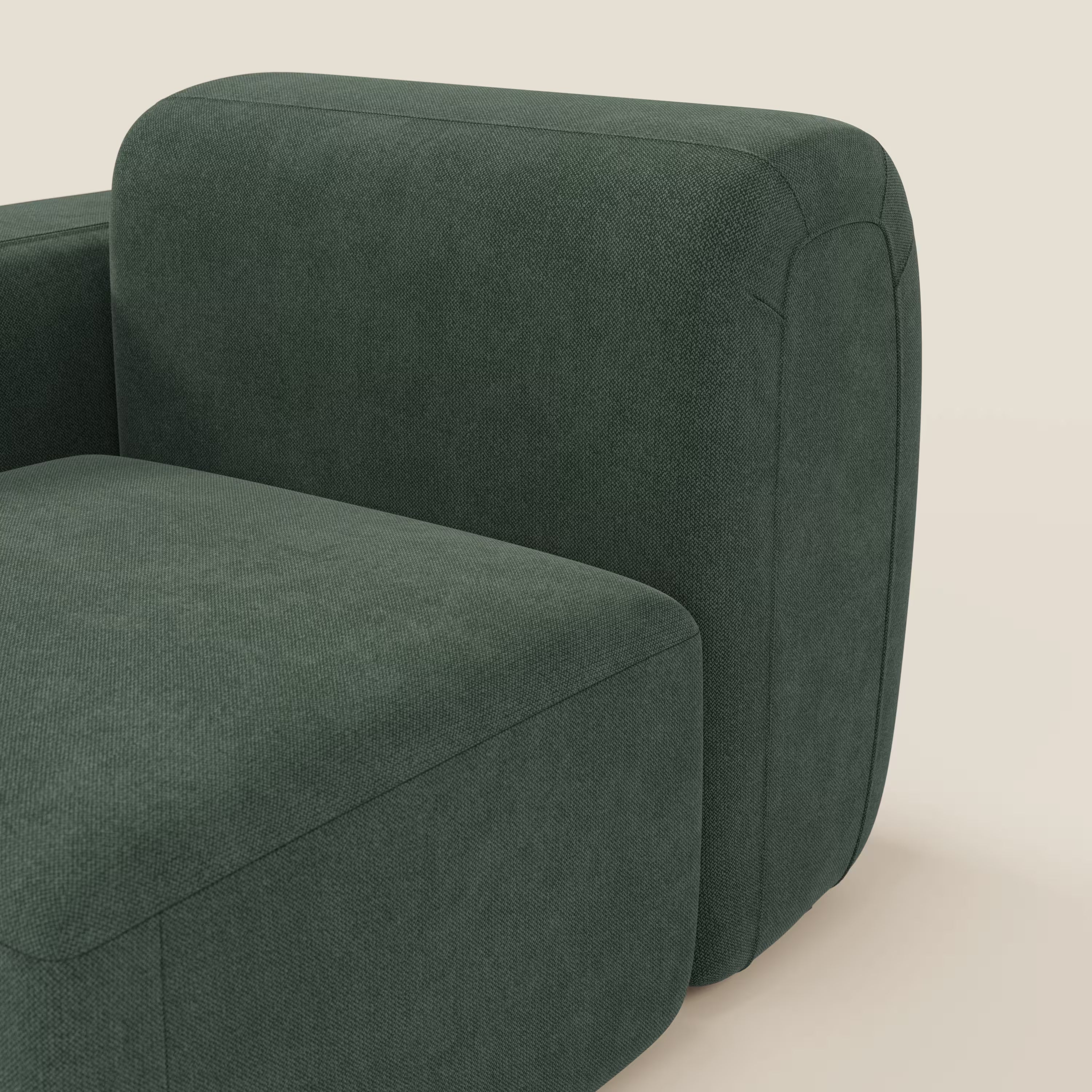 Primo piano del modulo terminale BonBon 105 cm sinistro o destro in tessuto smacchiabile T23 verde di Divani.Store, caratterizzato da un design squadrato e minimalista con bordi arrotondati e cuciture a vista su uno sfondo bianco sporco.