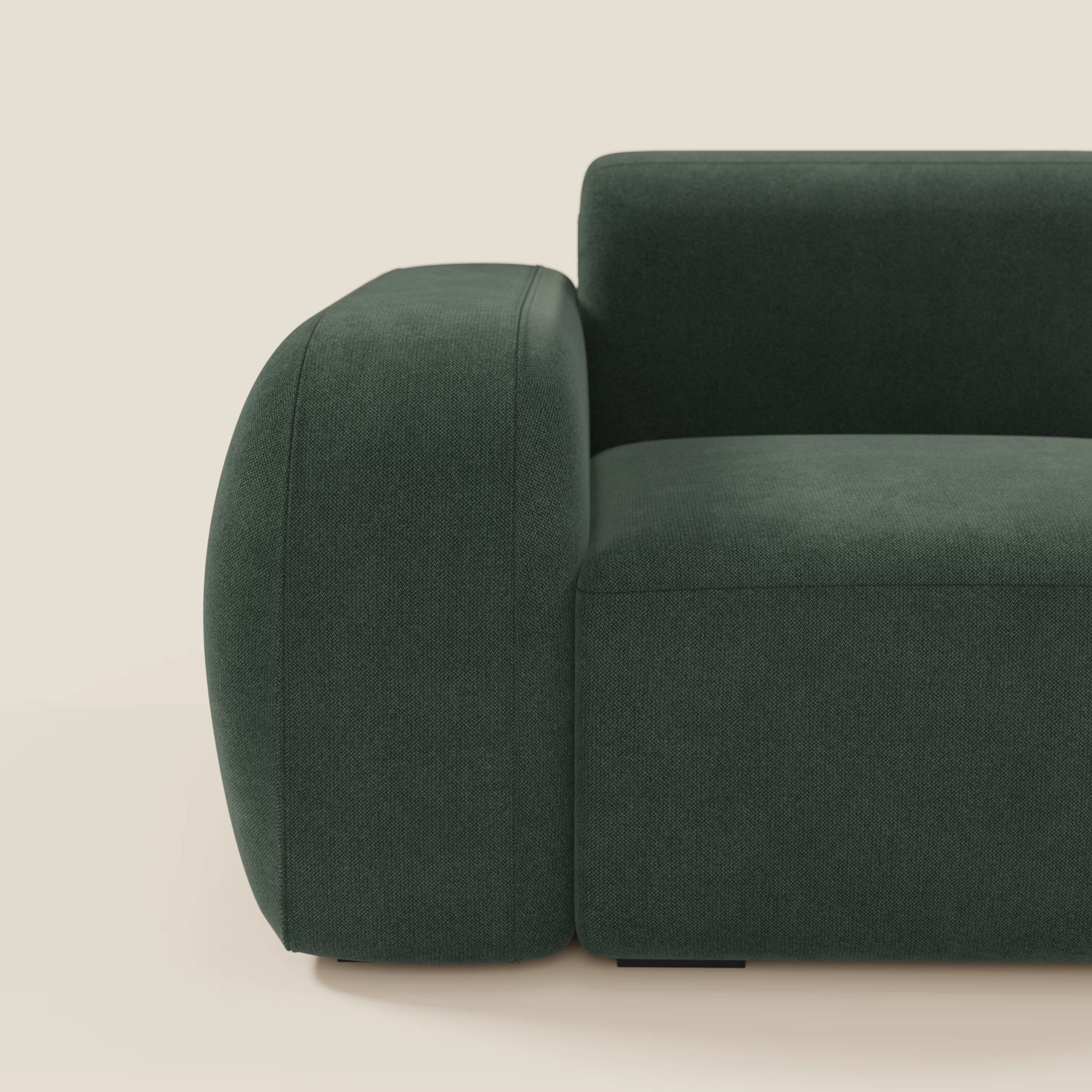 Primo piano del modulo terminale BonBon 105 cm sinistro o destro in tessuto smacchiabile T23 verde di Divani.Store, caratterizzato da ampi braccioli arrotondati e da uno spesso cuscino di seduta, con linee minimaliste su uno sfondo beige chiaro.