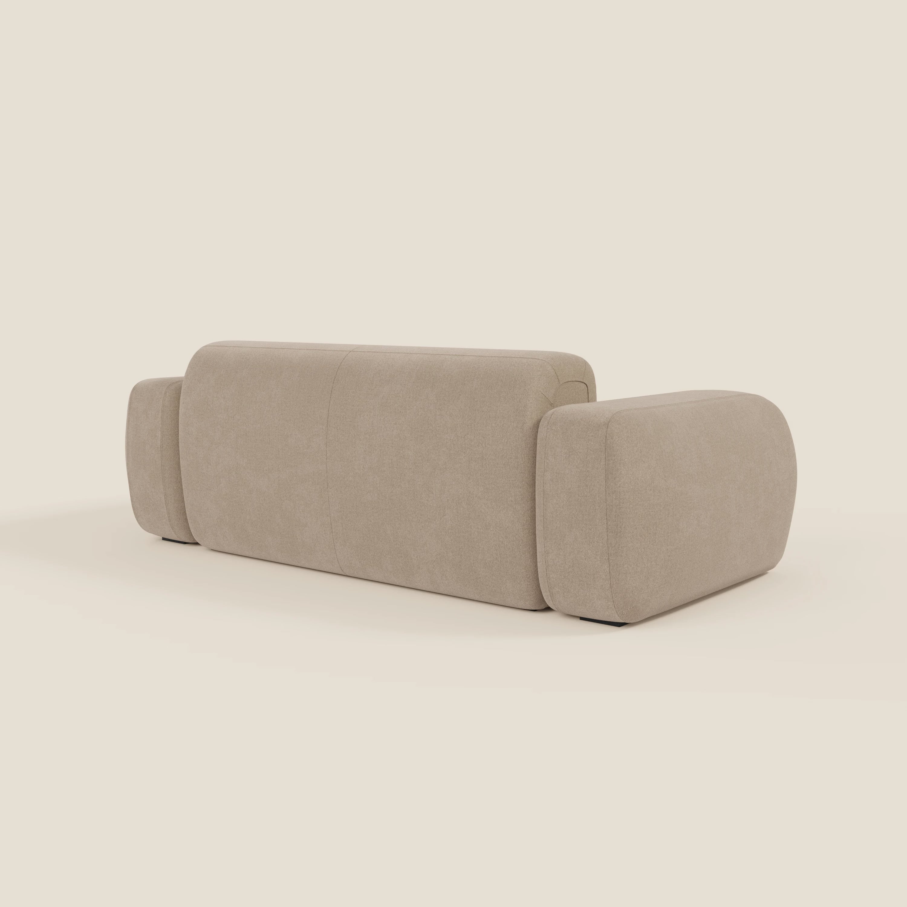 Il BonBon Divano modulare Lineare 220 di Divani.Store, presentato in tessuto antimacchia T23 beige chiaro, è caratterizzato da un design liscio e minimalista con ampi braccioli in tessuto felpato e bordi arrotondati, visualizzati dallo schienale su un semplice sfondo crema.