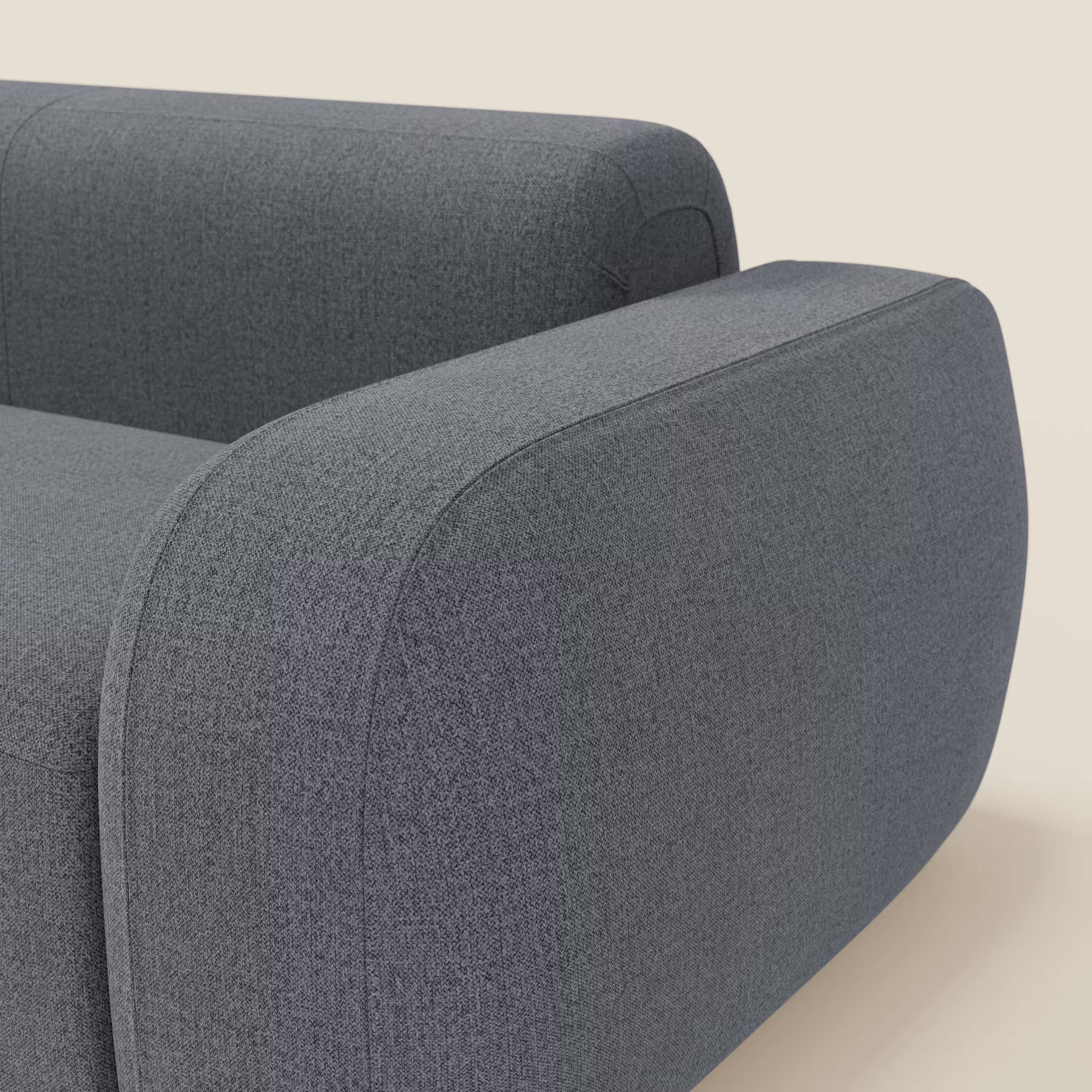 Primo piano del BonBon Divano modulare Lineare 220 di Divani.Store, un divano compatto con seduta singola in tessuto grafite blu T23 antimacchia, bracciolo spesso e arrotondato e curve morbide. Stile minimalista su uno sfondo chiaro.