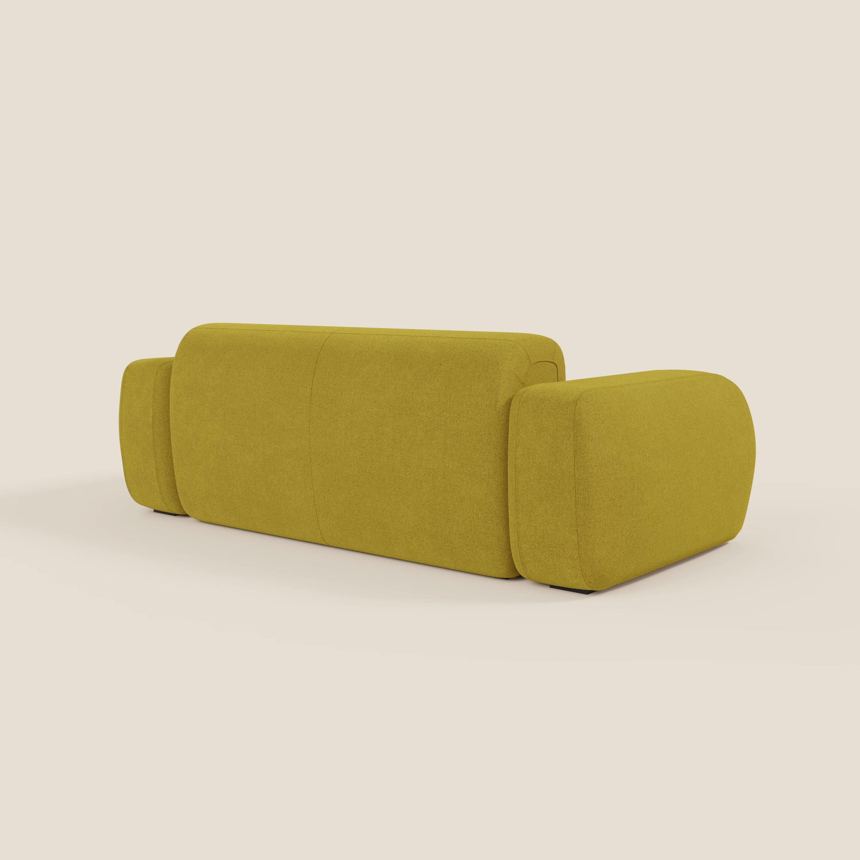 Il BonBon Divano modulare Lineare 220 di Divani.Store è presentato dal retro in tessuto antimacchia T23 giallo sole. Il design minimalista e curvilineo e gli spessi braccioli imbottiti conferiscono a questo divano moderno un aspetto accogliente e contemporaneo su uno sfondo beige chiaro.