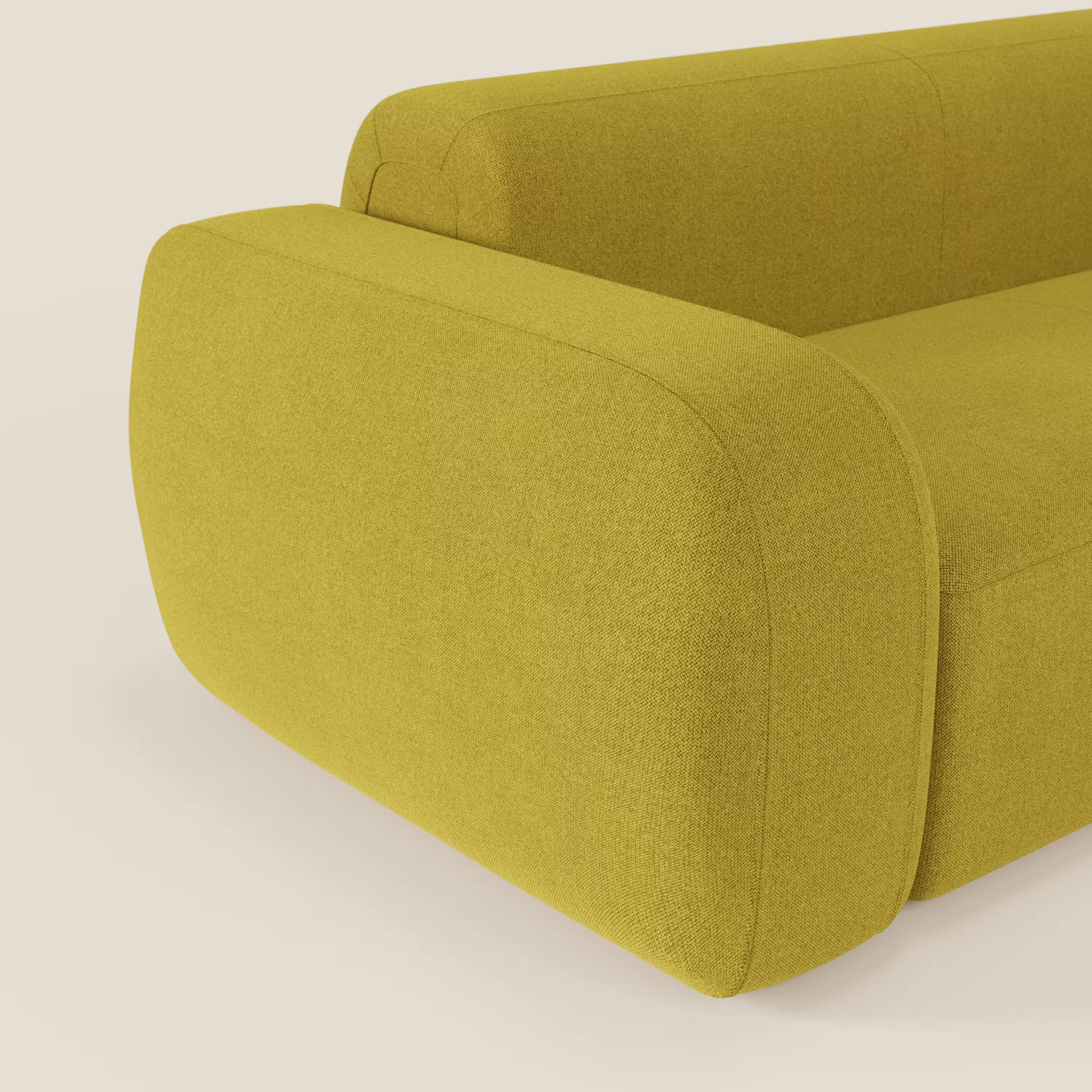 Primo piano del braccio sinistro e dell'angolo di BonBon Divano modulare Lineare 220 di Divani.Store, rivestito in tessuto smacchiabile T23 giallo sole, che mostra i suoi bordi arrotondati, il design minimalista e il colore deciso su uno sfondo neutro.