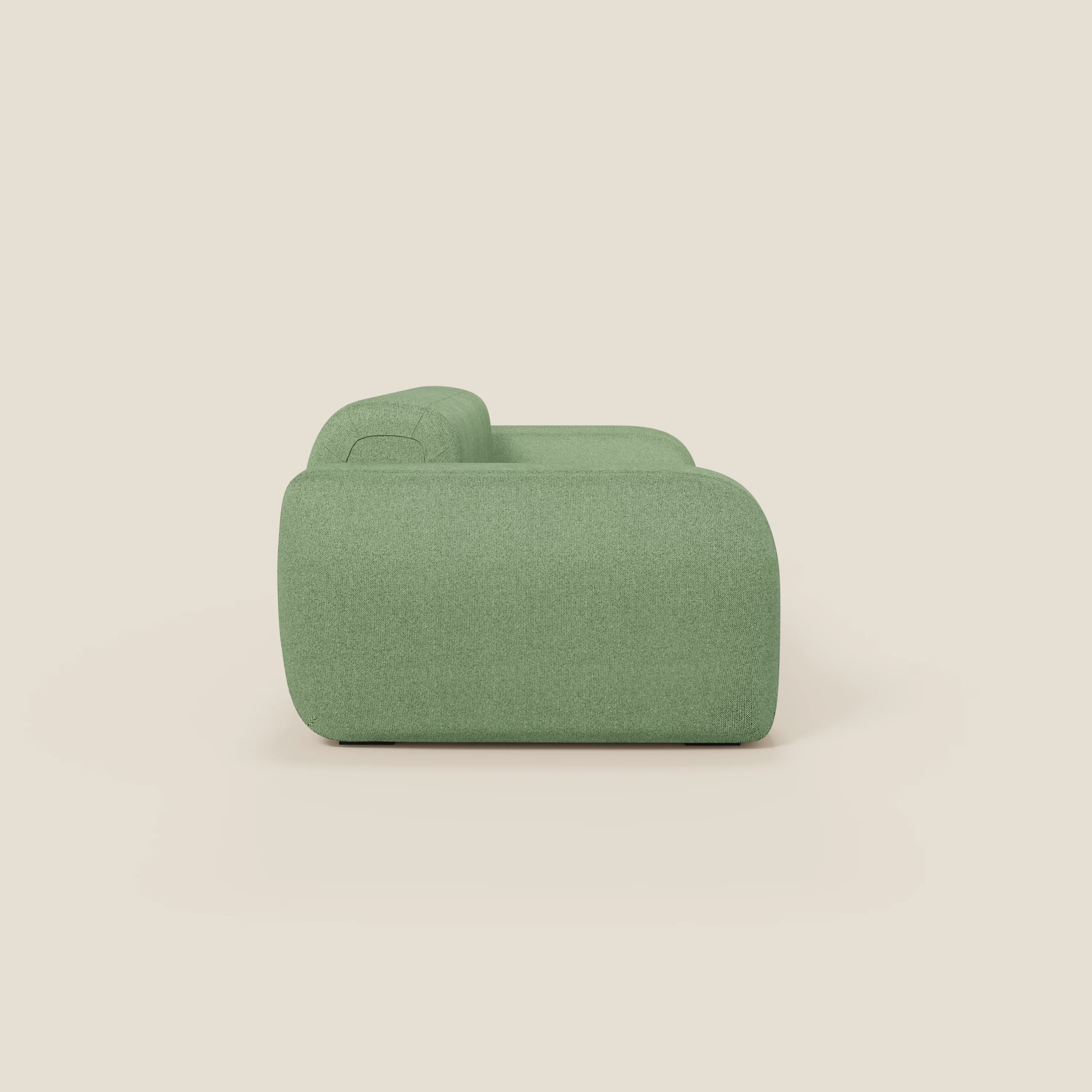 Il BonBon Divano modulare Lineare 220 di Divani.Store è presentato lateralmente e presenta un design minimalista con bordi arrotondati, seduta unica liscia e tessuto smacchiabile T23 menta verde chiaro su sfondo beige.