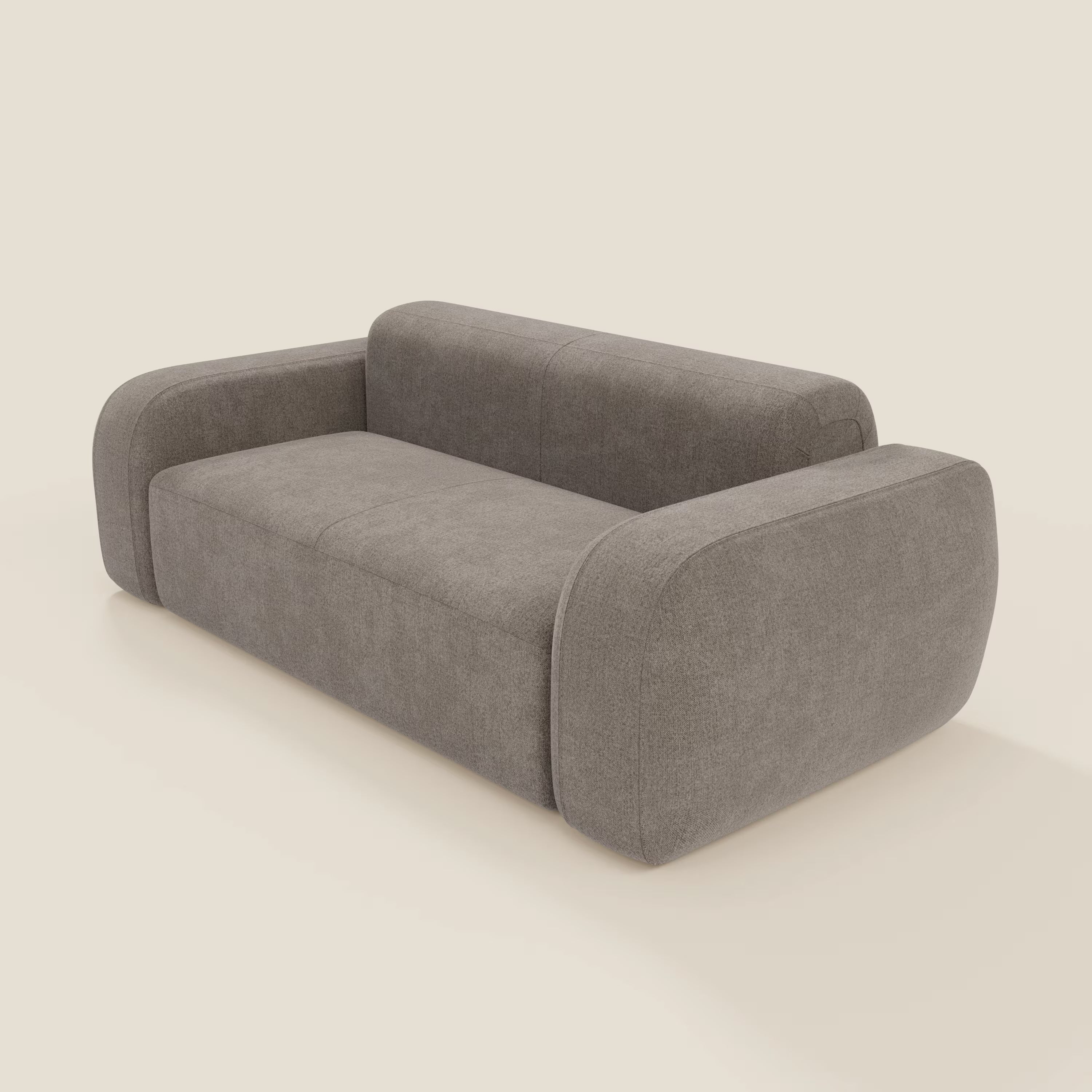 Il BonBon Divano modulare Lineare 220 di Divani.Store è un moderno biposto con seduta unica e braccioli e schienale spessi e arrotondati in tessuto smacchiabile T23 talpa. Il suo design squadrato poggia su uno sfondo beige chiaro, senza gambe o decorazioni visibili.