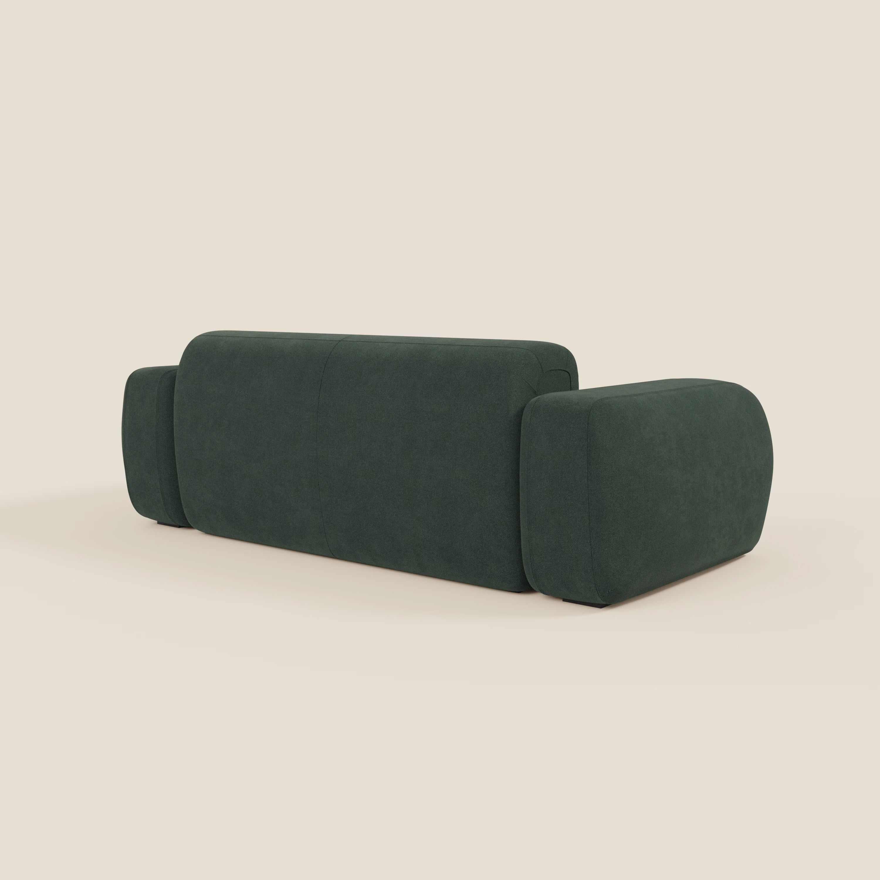 Il BonBon Divano modulare Lineare 220 di Divani.Store, in tessuto smacchiabile T23 verde, è caratterizzato da un moderno design squadrato con schienale basso e ampi braccioli arrotondati, su uno sfondo beige chiaro, senza gambe visibili o dettagli aggiuntivi.