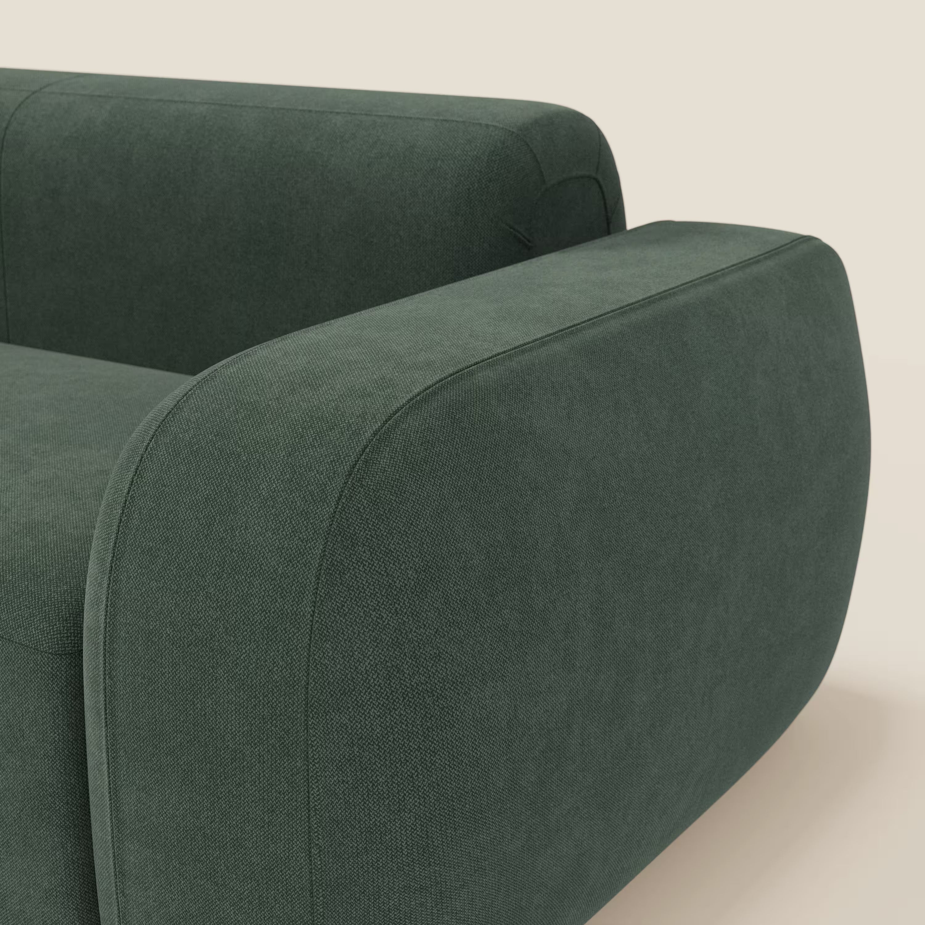 Primo piano del BonBon Divano modulare Lineare 220 di Divani.Store, caratterizzato da una seduta singola in tessuto verde smacchiabile T23 con bordi arrotondati e braccioli bassi, su uno sfondo chiaro che ne evidenzia il design morbido e contemporaneo.
