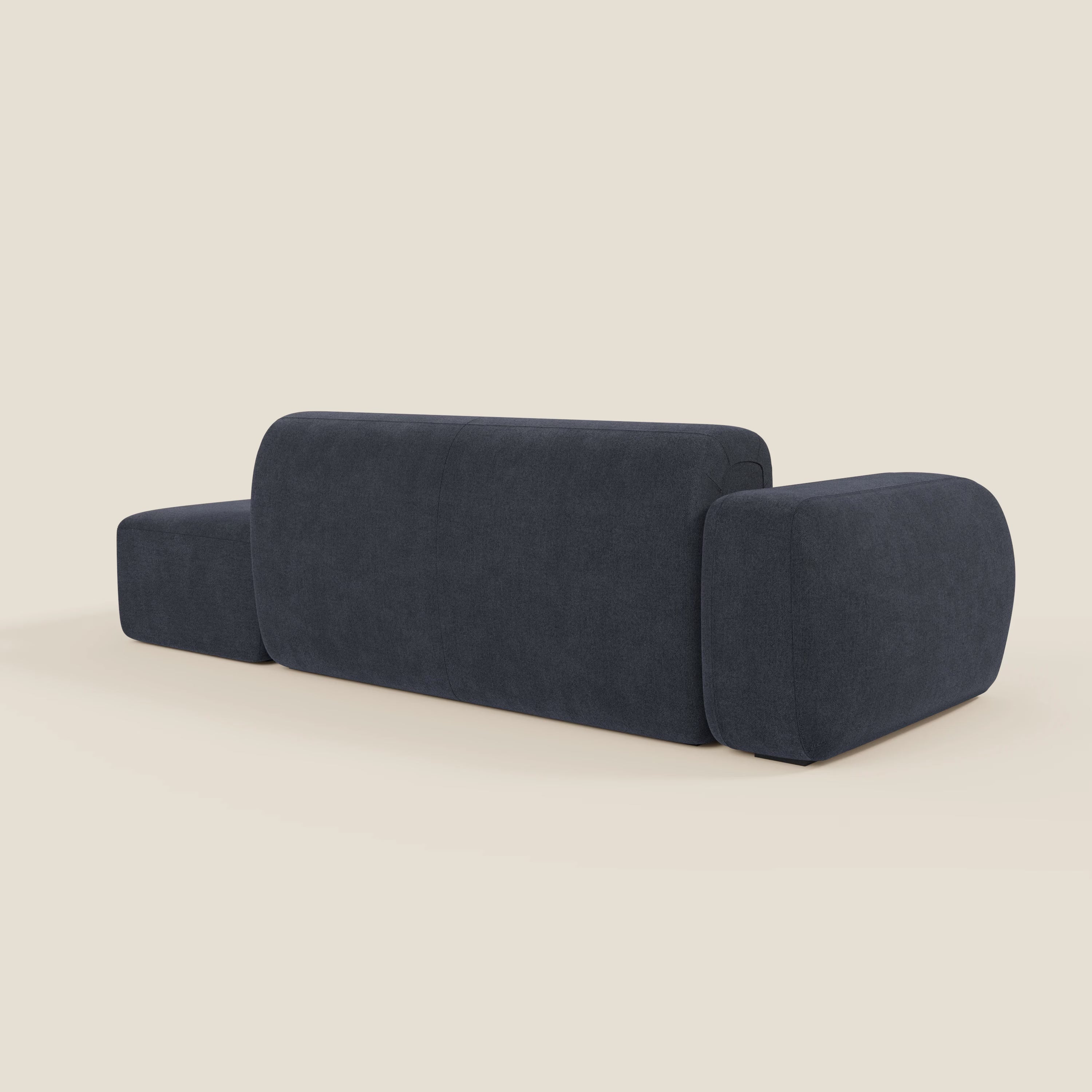 Il divano componibile BonBon di Divani.Store in smacchiabile T23 blu ardesia è caratterizzato da un design moderno e minimalista a blocchi con schienale basso e braccioli arrotondati, qui presentato su uno sfondo beige chiaro con la composizione pouf terminale.