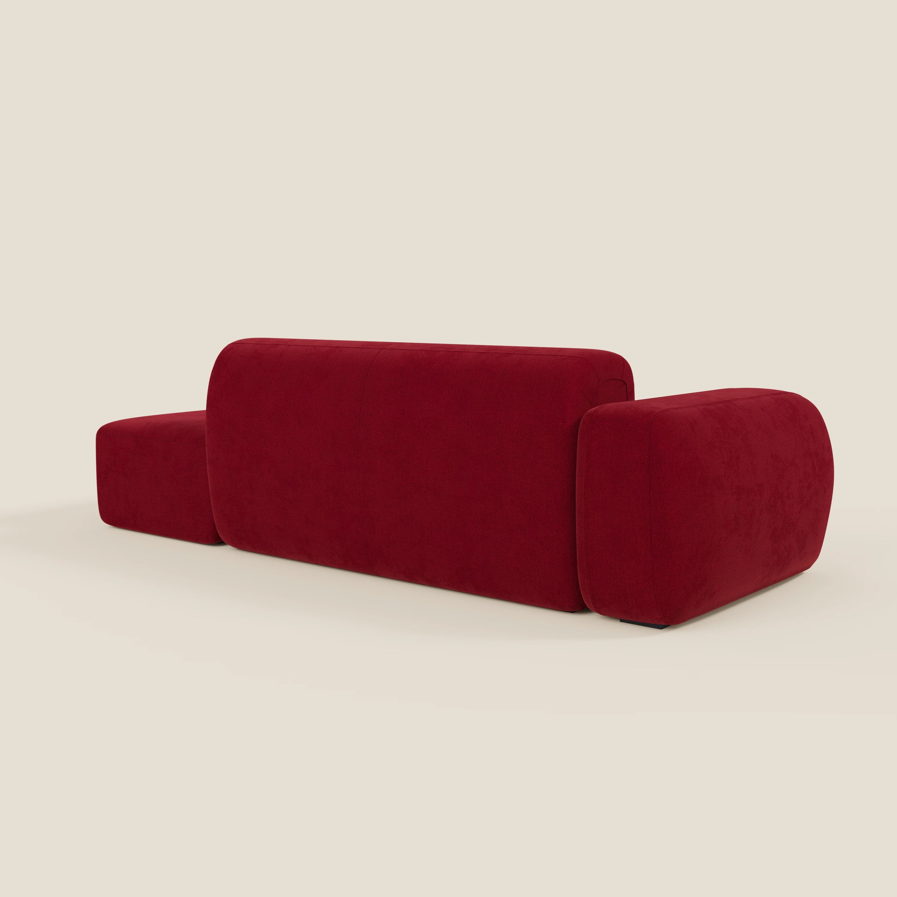 Il BonBon Divano componibile di Divani.Store, presentato in tessuto smacchiabile T23 bordeaux con pouf terminale, presenta un design minimalista con schienale basso e ampi braccioli su uno sfondo beige tinta unita.
