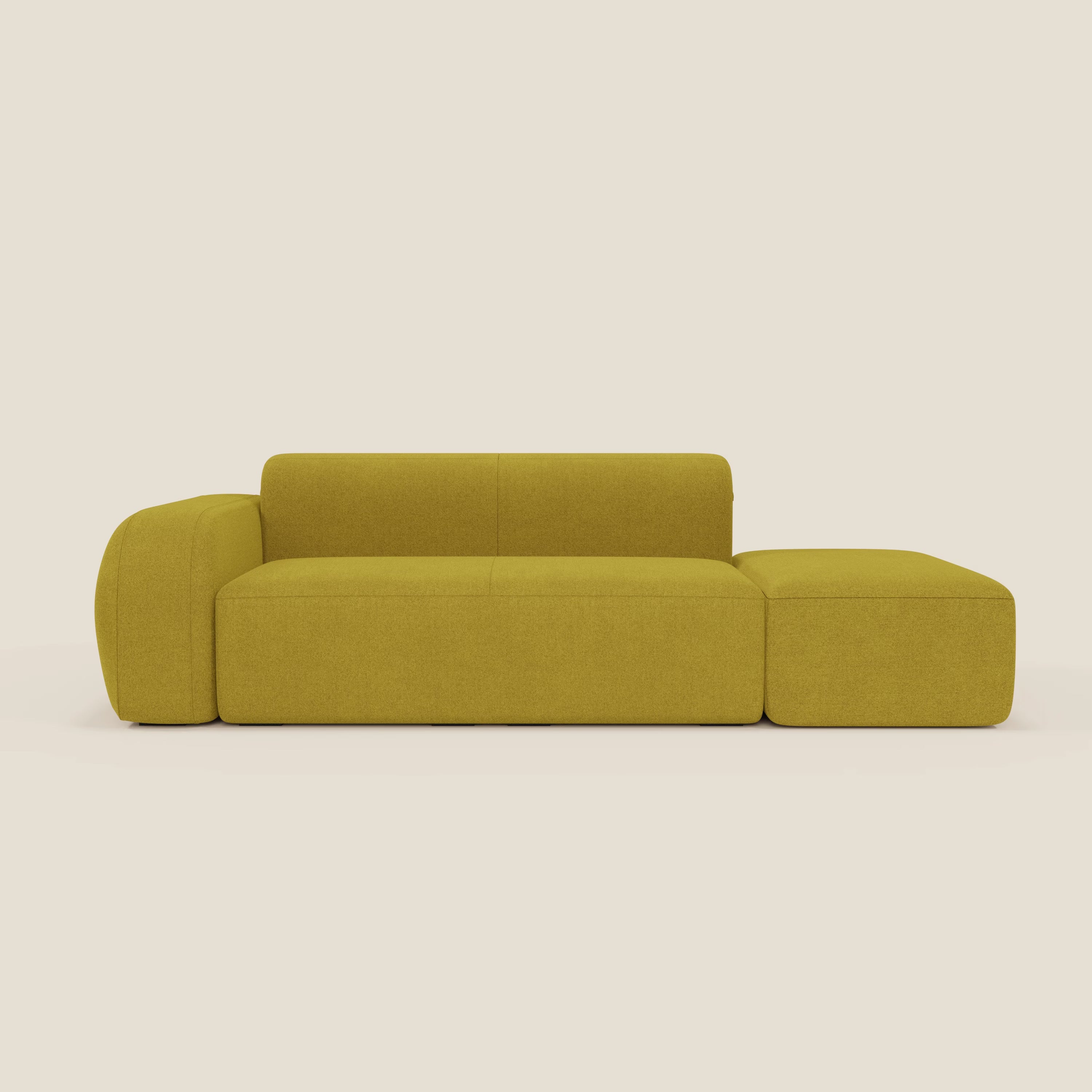 Il BonBon Divano componibile di Divani.Store, in smacchiabile suola T23 giallo, è caratterizzato da linee pulite, cuscini spessi, chaise longue destra, schienale basso e bracciolo sinistro, su uno sfondo beige chiaro.