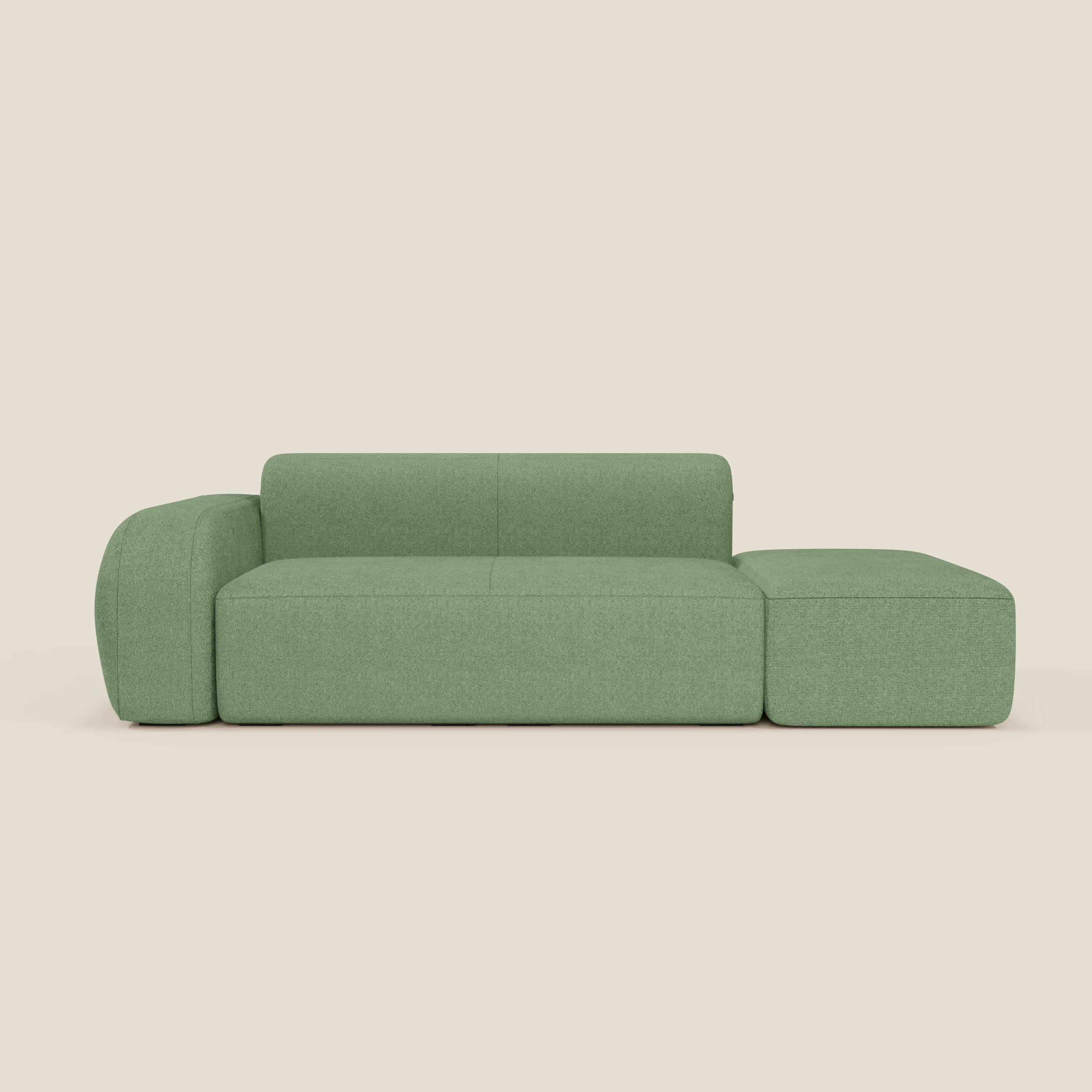 Il BonBon Divano componibile di Divani.Store in smacchiabile T23 menta è caratterizzato da schienale basso, bracciolo sinistro, ampie sedute e pouf destro. Questo divano moderno di colore verde poggia su uno sfondo semplice di colore beige.