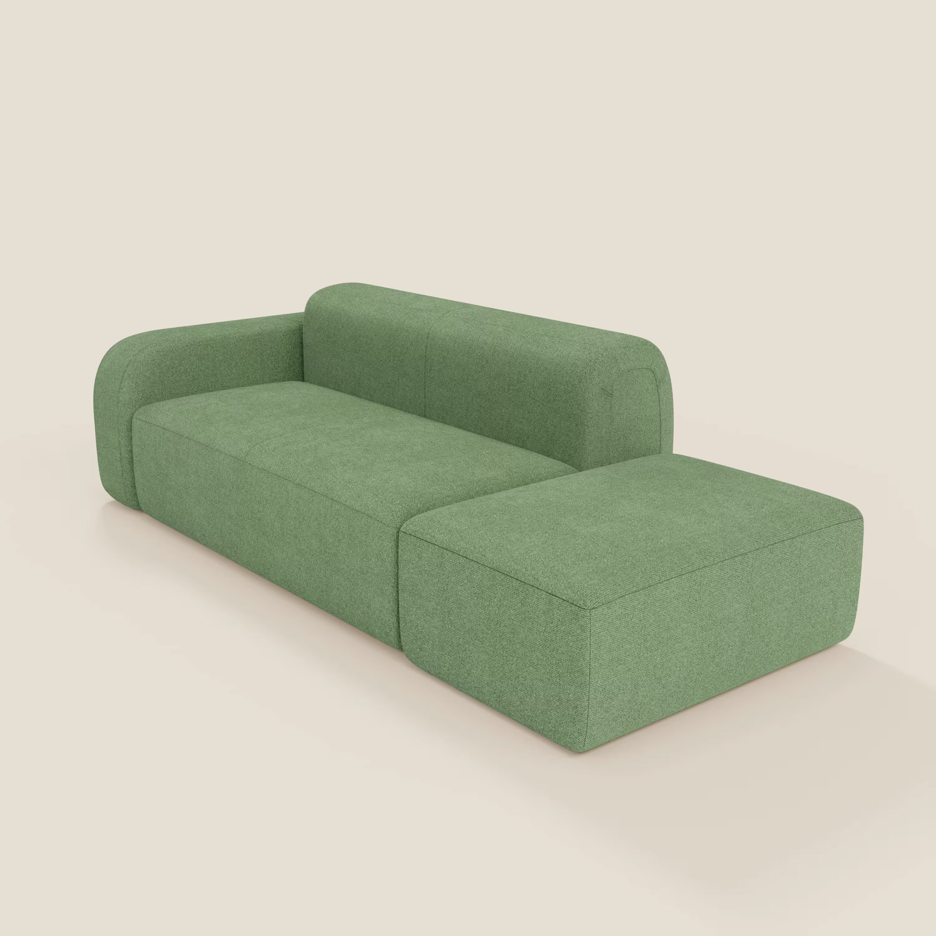 Il BonBon Divano componibile di Divani.Store in tessuto smacchiabile T23 menta è caratterizzato da una chaise lounge a destra, bordi arrotondati e un design moderno e minimalista, perfetto su uno sfondo bianco sporco.