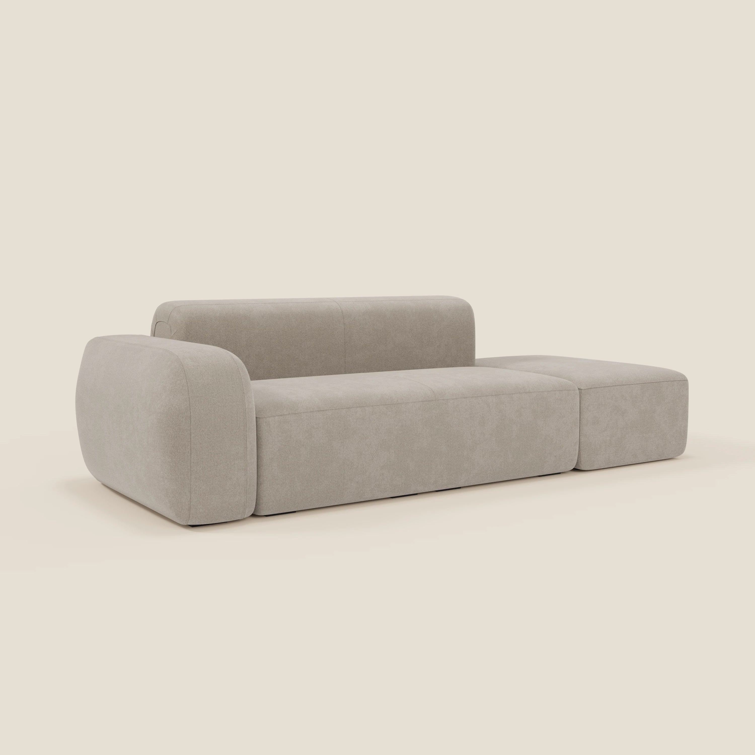 Il BonBon Divano componibile di Divani.Store in smacchiabile T23 panna è caratterizzato da un look moderno e minimalista con pouf terminale, lato destro senza braccioli e bracciolo sinistro spesso su sfondo neutro.