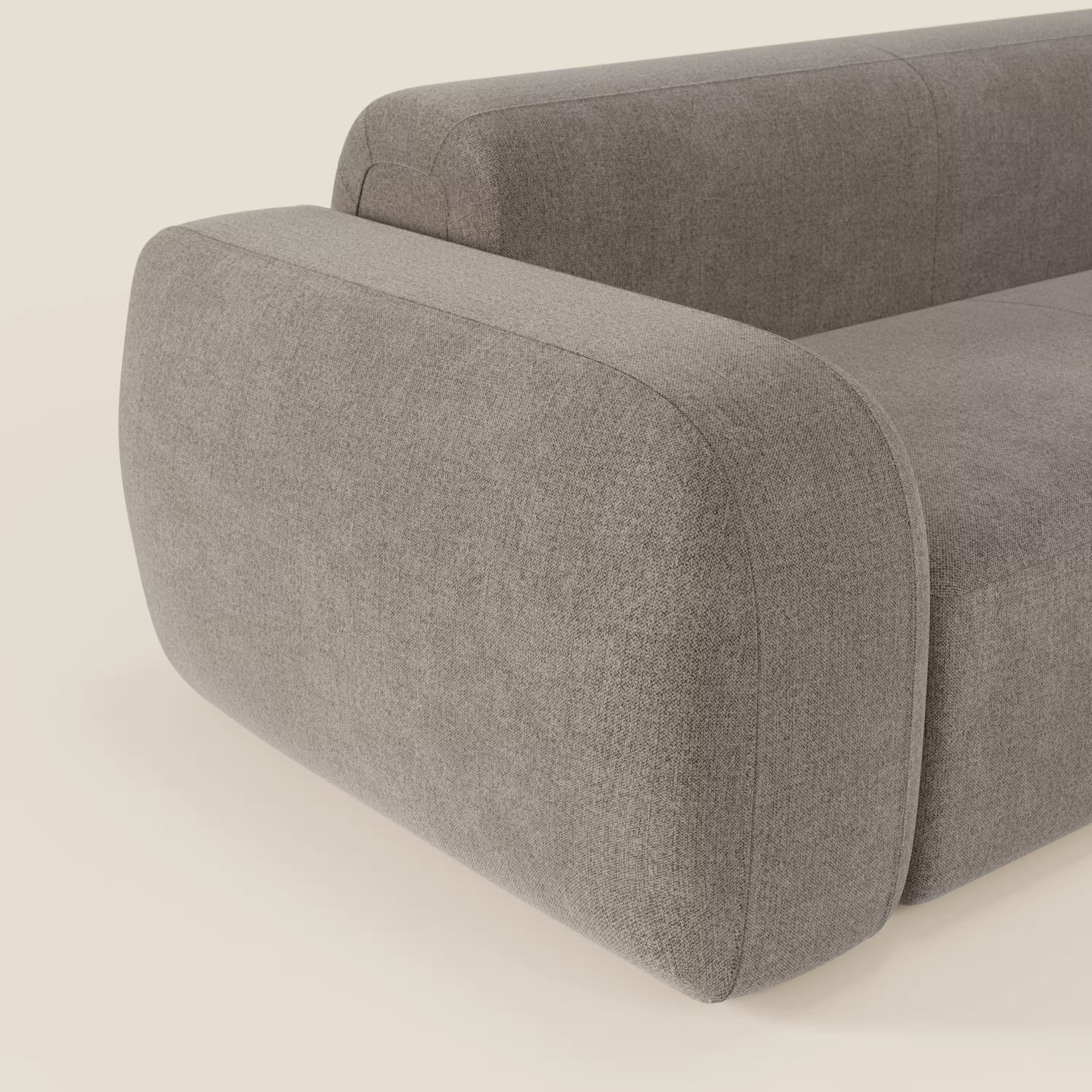 Il BonBon Divano componibile di Divani.Store in smacchiabile T23 talpa è caratterizzato da bordi morbidi e arrotondati, imbottitura felpata, bracciolo e seduta spessi e un design moderno con pouf terminale per un soggiorno versatile e contemporaneo.