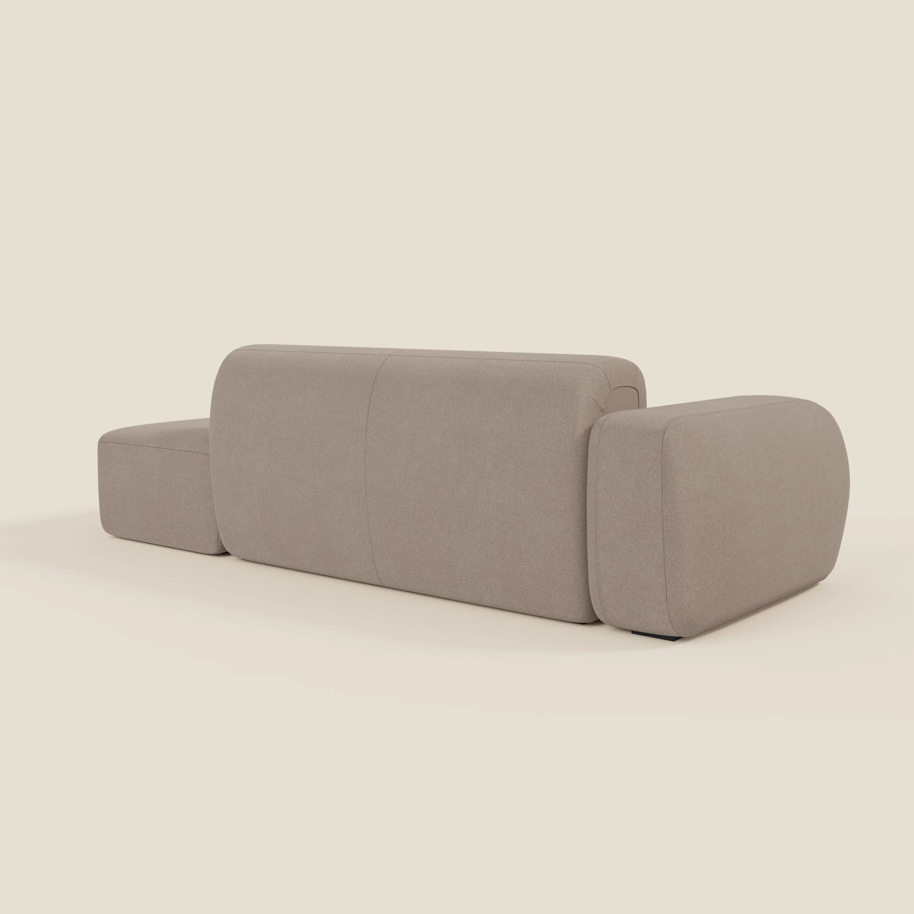 Il BonBon Divano componibile di Divani.Store, presentato dal retro in tessuto smacchiabile T23 tortora, è caratterizzato da un pouf terminale e da un design senza soluzione di continuità, con bordi morbidi e arrotondati e gambe nascoste su uno sfondo semplice.