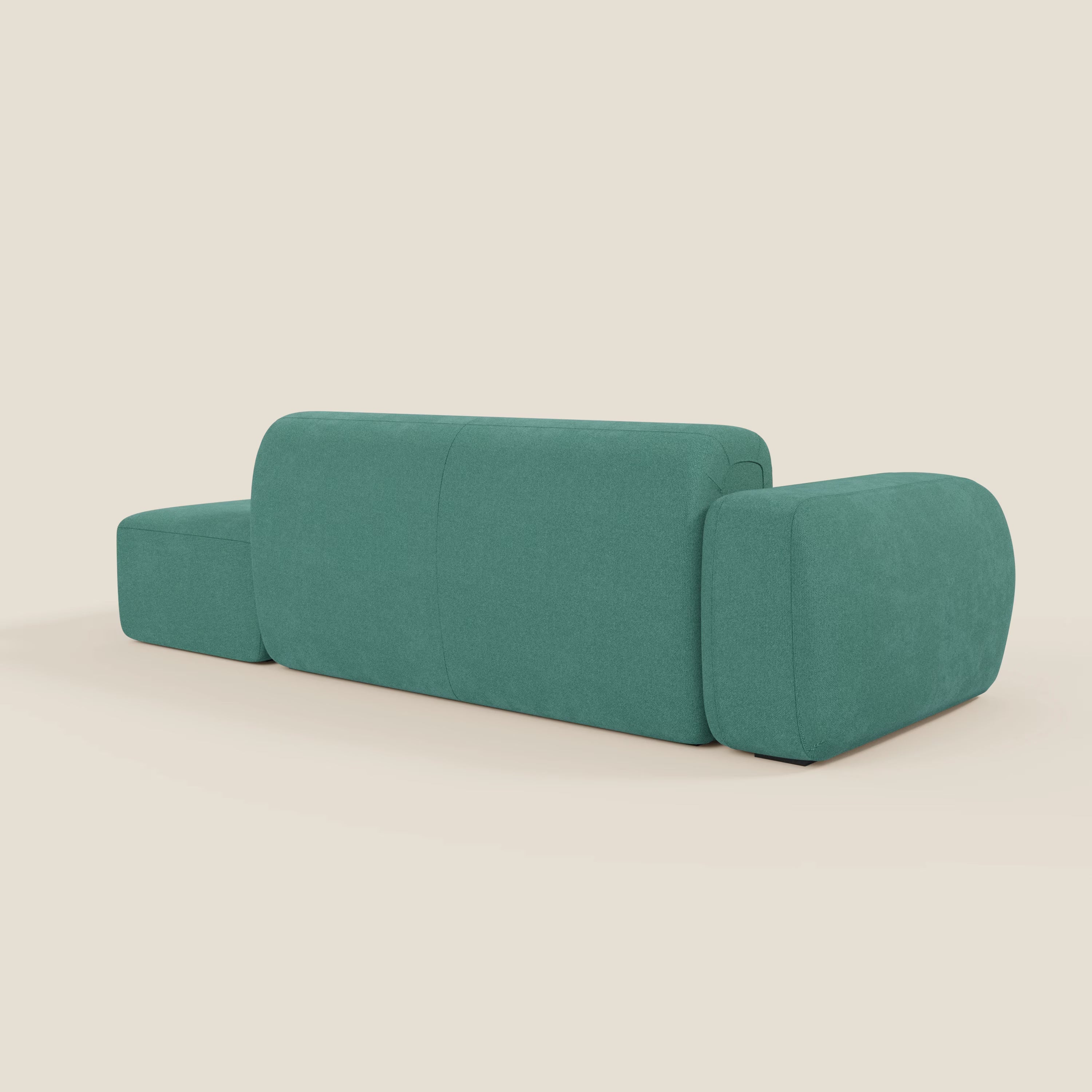 Il divano componibile BonBon di Divani.Store, in tessuto T23 verde acqua smacchiabile, è caratterizzato da un design minimalista con spigoli arrotondati, braccioli a blocco, sedute in peluche, assenza di gambe o decorazioni visibili, su un semplice sfondo color crema.