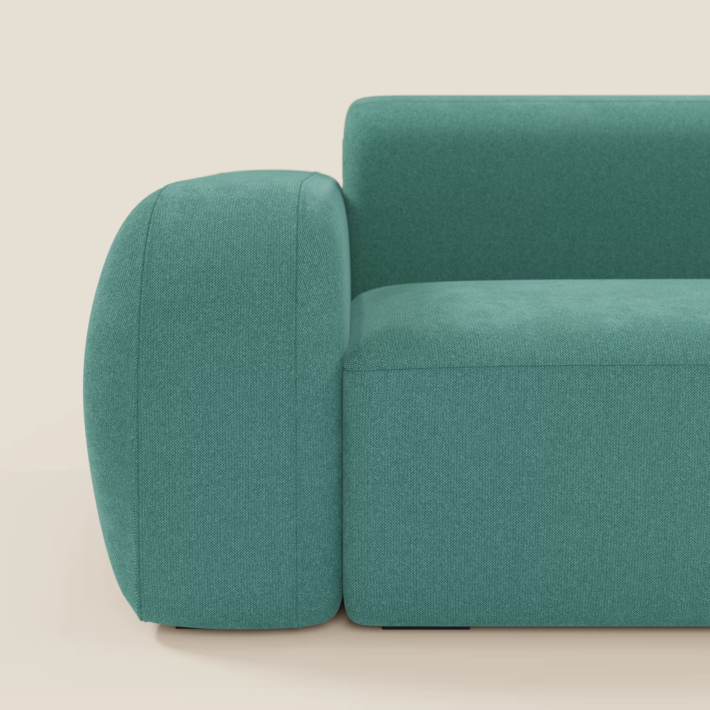 Primo piano del lato sinistro di BonBon Divano componibile - Composizione con pouf terminale in tessuto smacchiabile T23 verde acqua di Divani.Store, caratterizzato da contorni morbidi, bracciolo spesso e design minimalista e contemporaneo.
