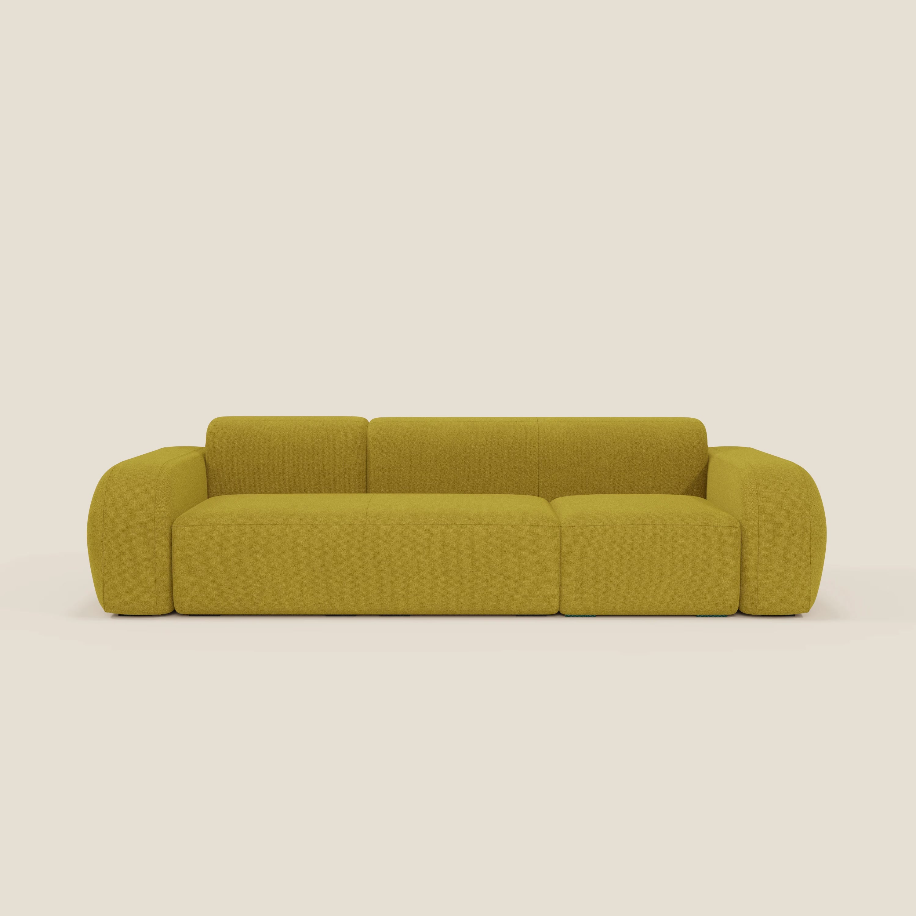 Il BonBon Divano componibile - Composizione Spaccamattone in tessuto smacchiabile T23 giallo sole di Divani.Store presenta un design moderno e squadrato con braccioli arrotondati, schienale basso e cuscini morbidi su uno sfondo beige chiaro.