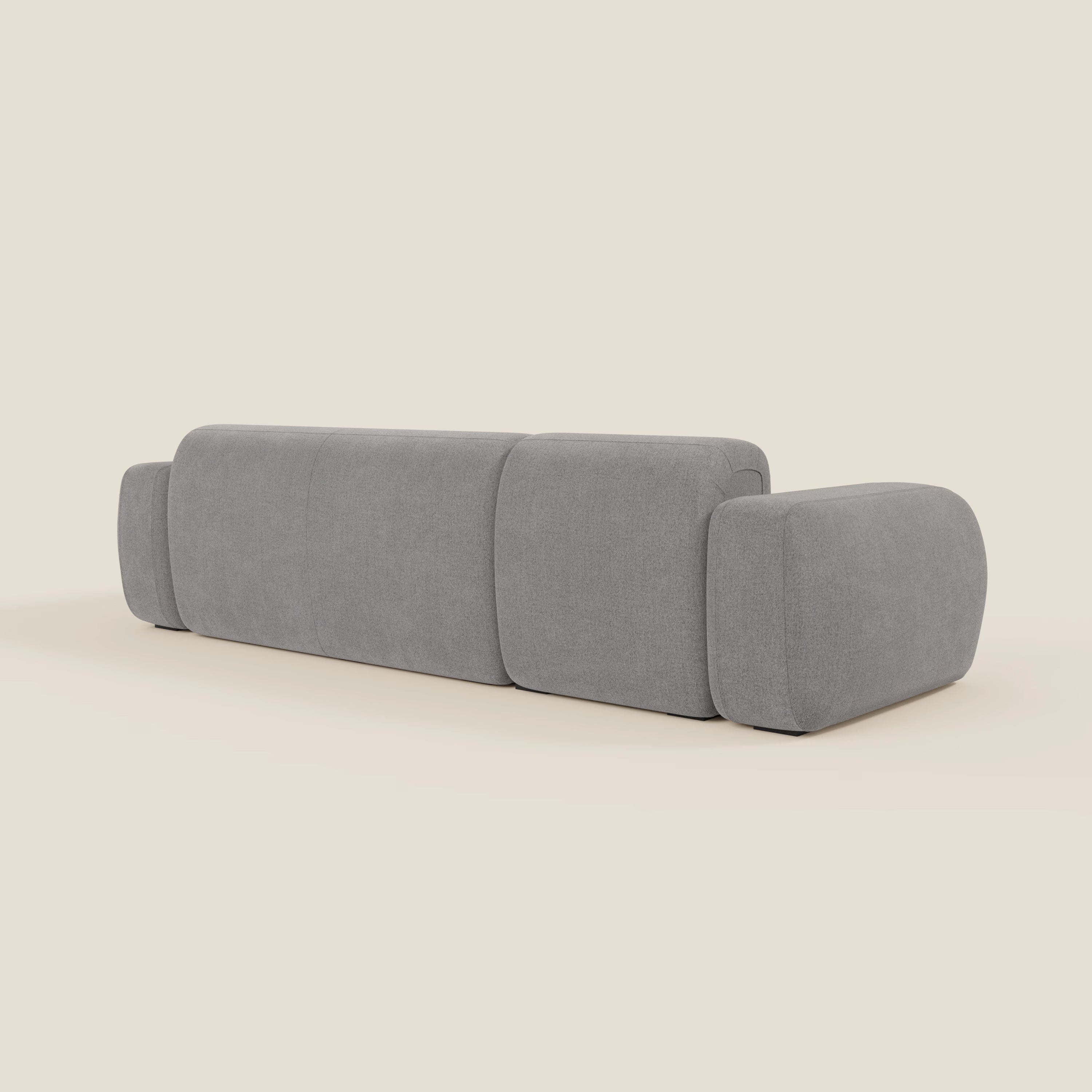 Il BonBon Divano componibile - Composizione Spaccamattone in tessuto smacchiabile T23 grigio di Divani.Store è presentato dal retro su uno sfondo beige chiaro, con curve morbide e braccioli oversize per un look contemporaneo.