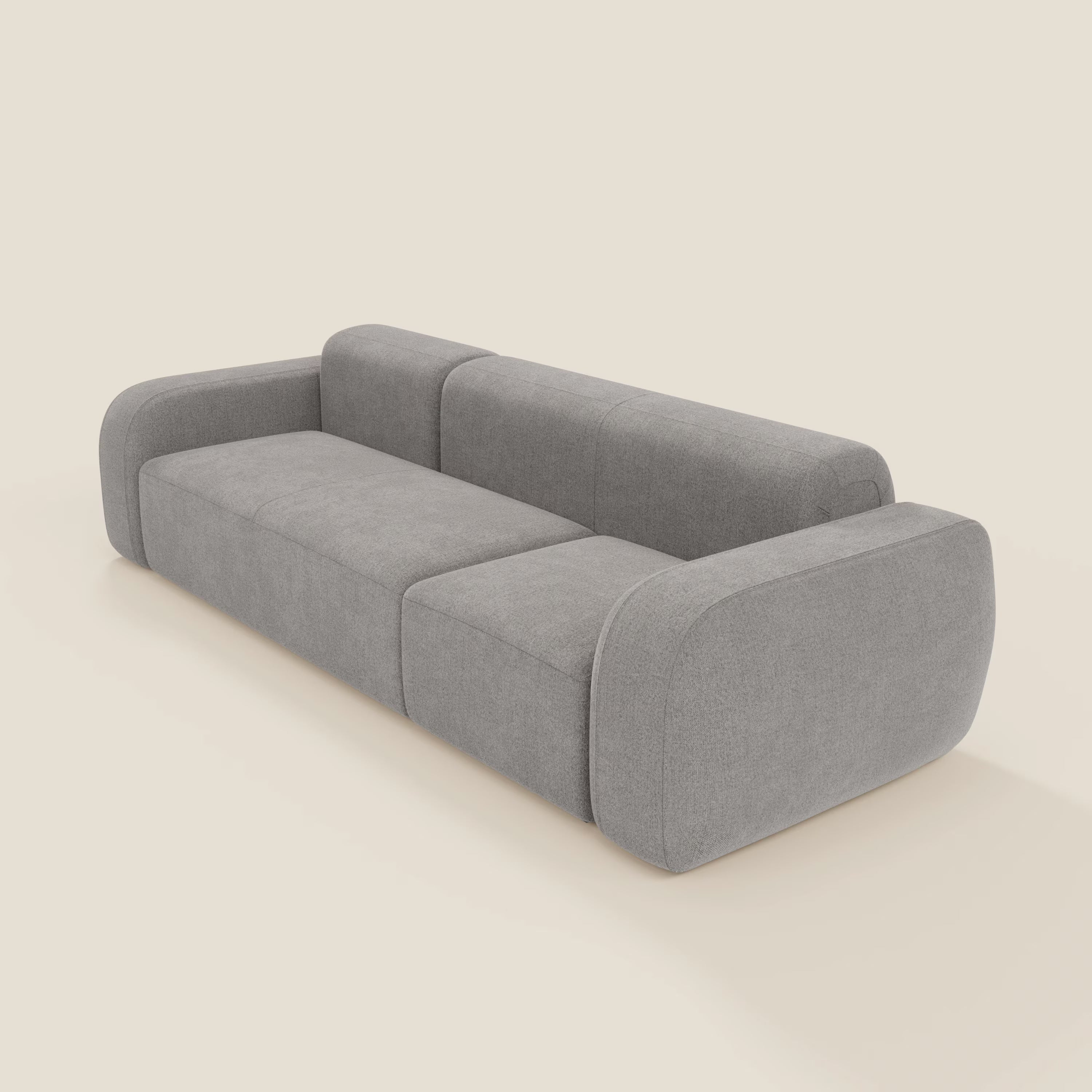 Il BonBon Divano componibile Spaccamattone in tessuto smacchiabile T23 grigio di Divani.Store è caratterizzato da cuscini morbidi, braccioli arrotondati e un design morbido e minimalista per un comfort contemporaneo.