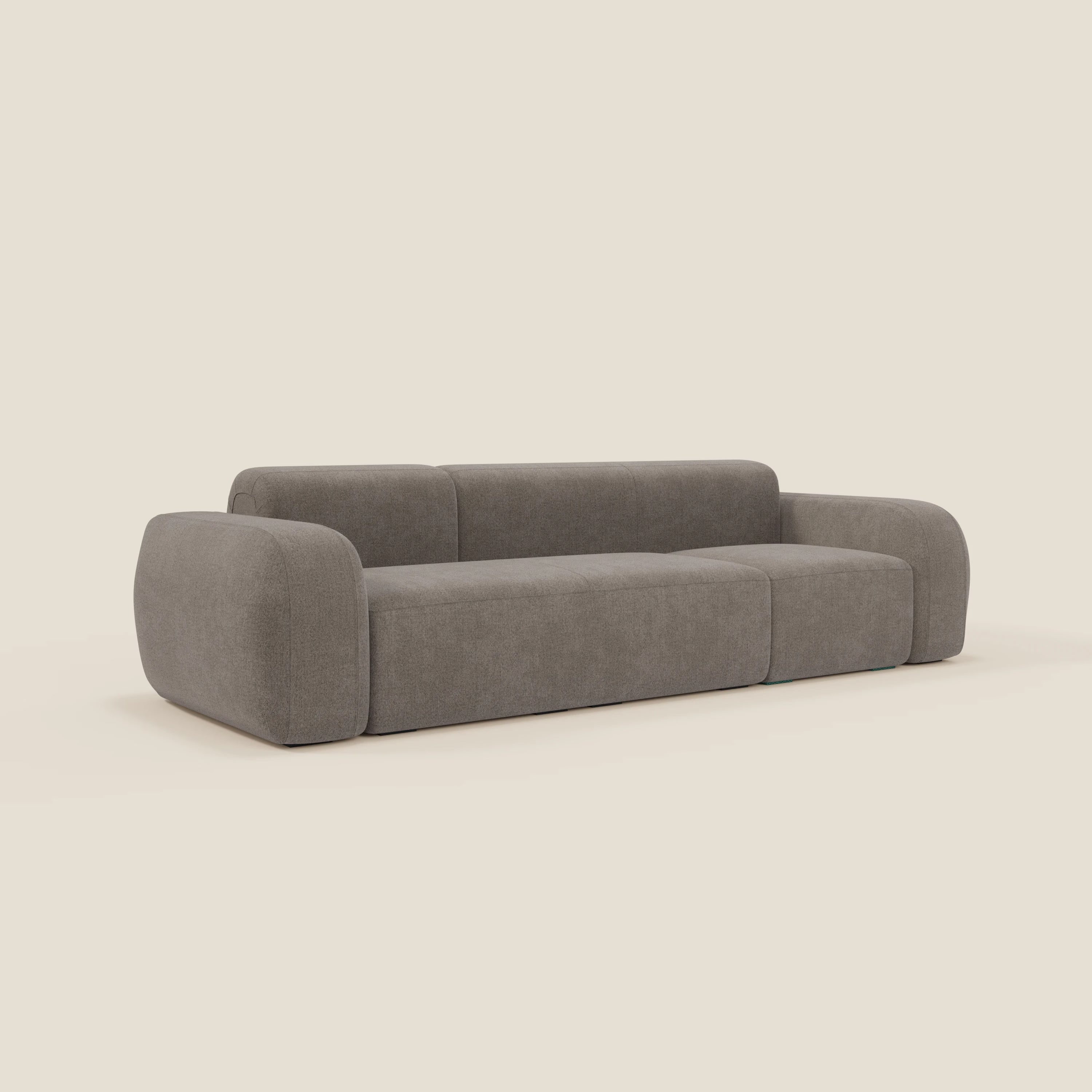 Il divano componibile BonBon - Composizione Spaccamattone di Divani.Store è caratterizzato da braccioli spessi e arrotondati e da uno schienale in tessuto talpa smacchiabile T23, che ne evidenzia le linee pulite e il design contemporaneo a basso profilo.