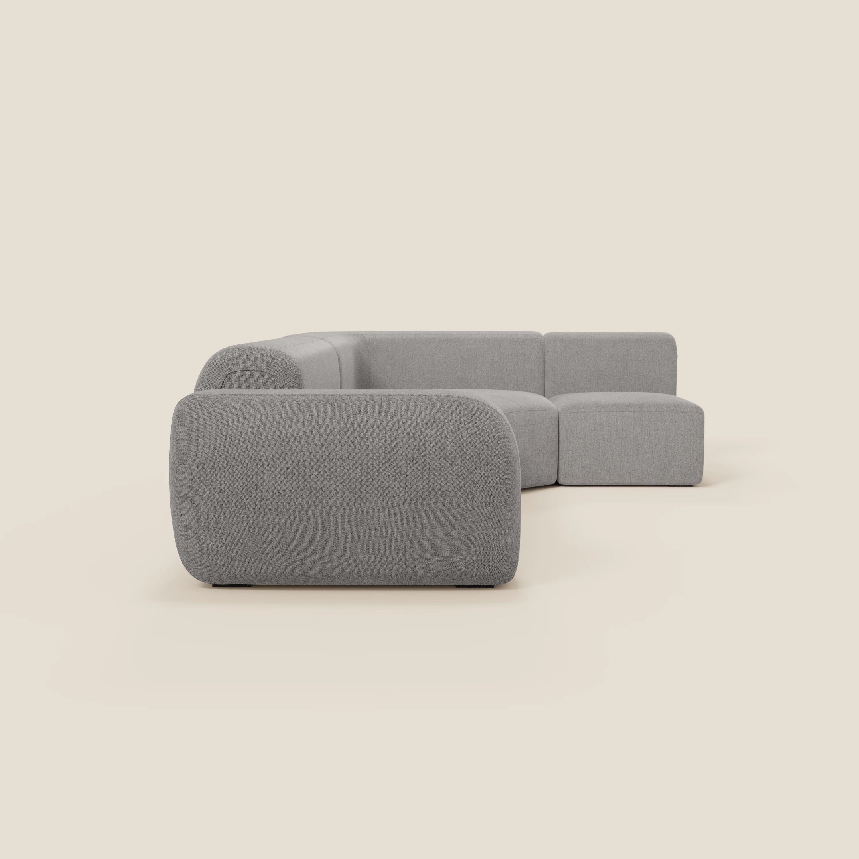 Il divano angolare componibile e modulare BonBon di Divani.Store, in tessuto smacchiabile T23 grigio, è caratterizzato da un design moderno a forma di L con bordi arrotondati, cuscini morbidi, assenza di gambe o braccioli a vista, e sfoggia un'eleganza Made in Italy.